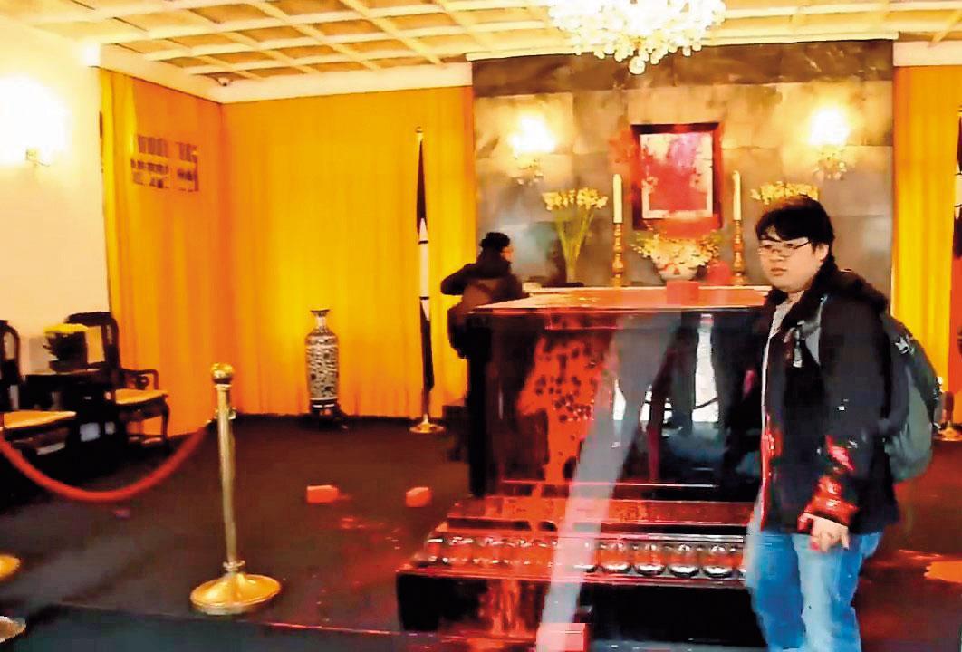 羅宜（右）今年2月到慈湖陵寢潑漆，與其他9名同夥一同被起訴。（翻攝自由台灣黨臉書）