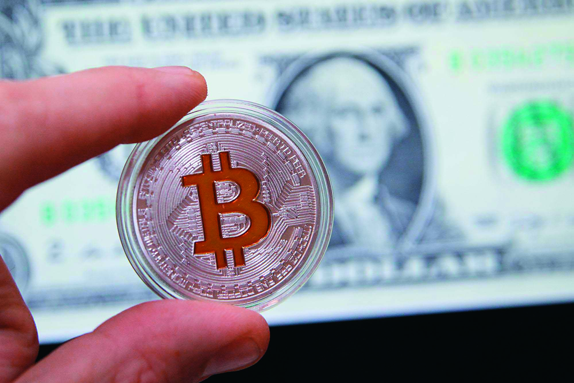 虛擬貨幣崩跌，比特幣現在價格只有歷史高點的1/3。（東方IC）