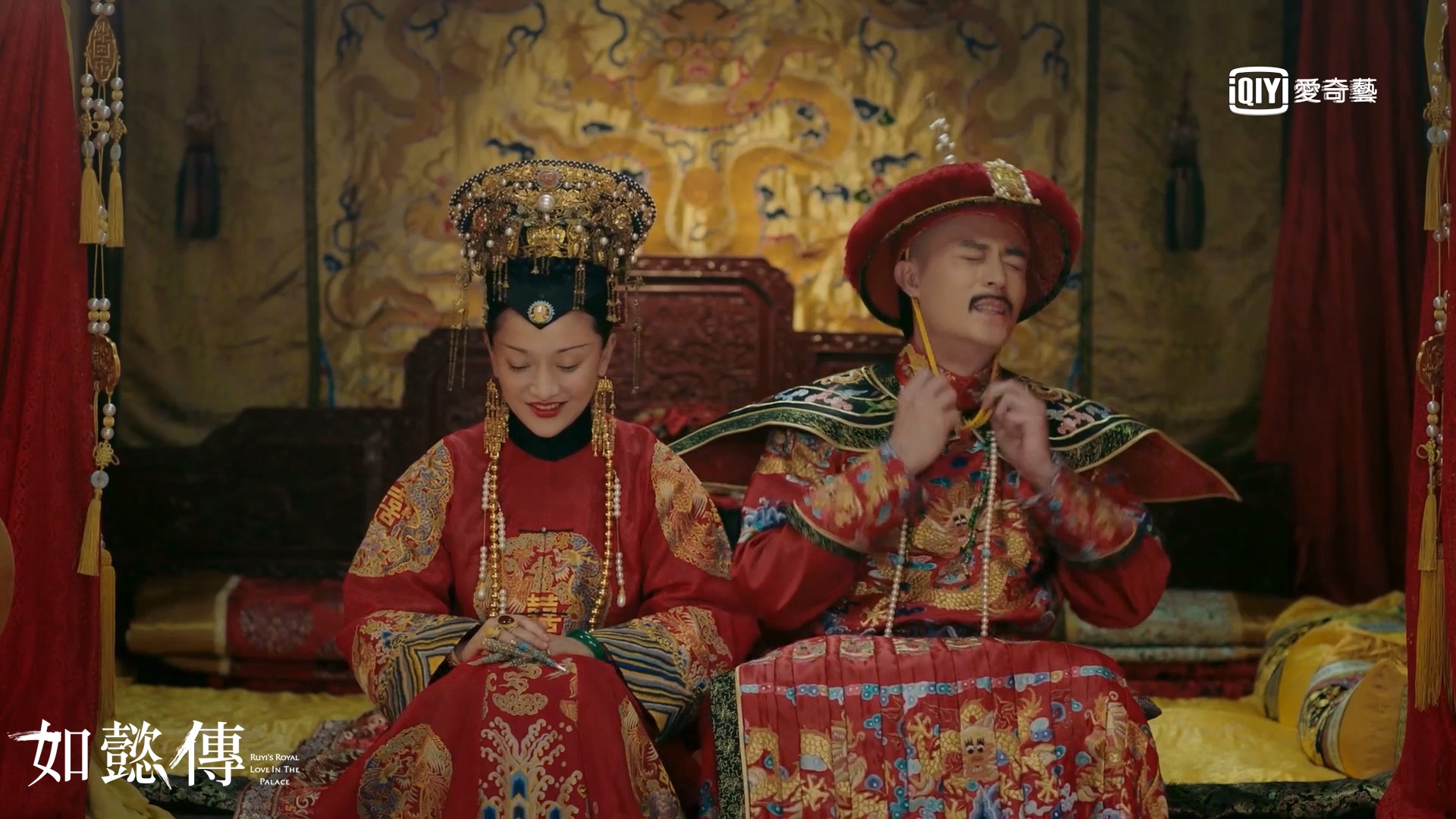 2人經過一整天的結婚儀式，霍建華在洞房花燭夜累到秒摘帽子。（愛奇藝台灣站提供）