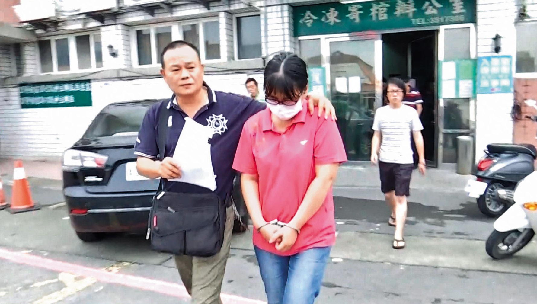 洪婦（右）不滿丈夫長期家暴，竟以金錢慫恿長子買凶謀殺丈夫，遭檢方戳破謊言。（翻攝畫面）