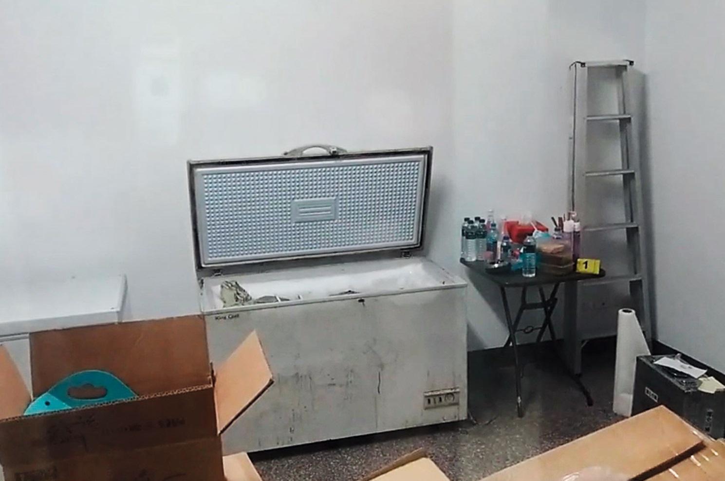 丁嫌殺害父親後，用棉被包裹遺體藏在3樓浴室，後因傳出異味，再移至一樓營業用冰櫃藏放。（翻攝畫面）