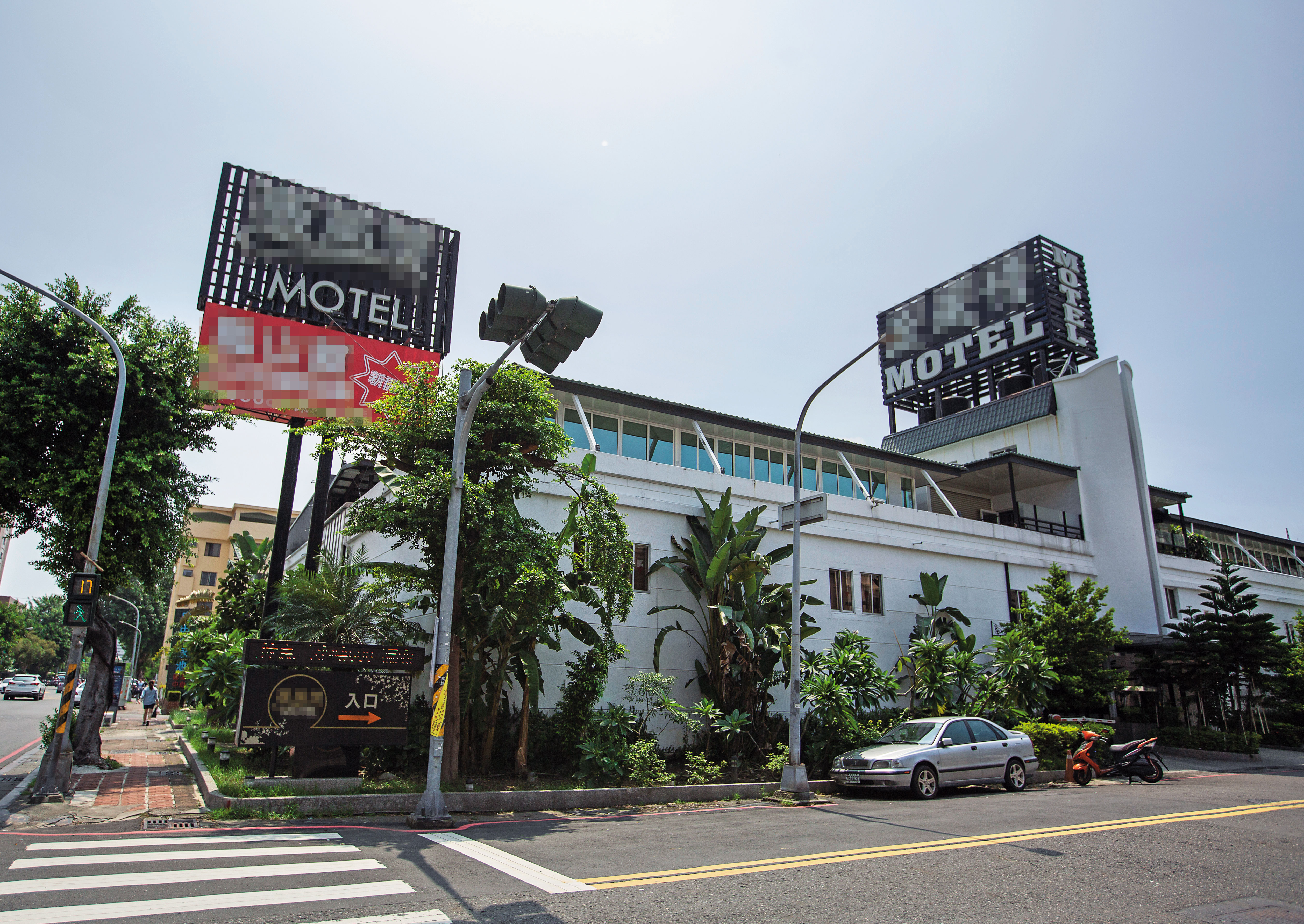 3人亂刀亂棍殺死丁盛芳後，負傷躲到汽車旅館，找酒店妹帶醫療箱來療傷。