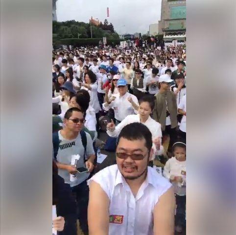 四叉貓亂入反同婚活動現場唱歌跳舞,被網友封為「最成功的反串」。(翻攝自劉宇臉書)