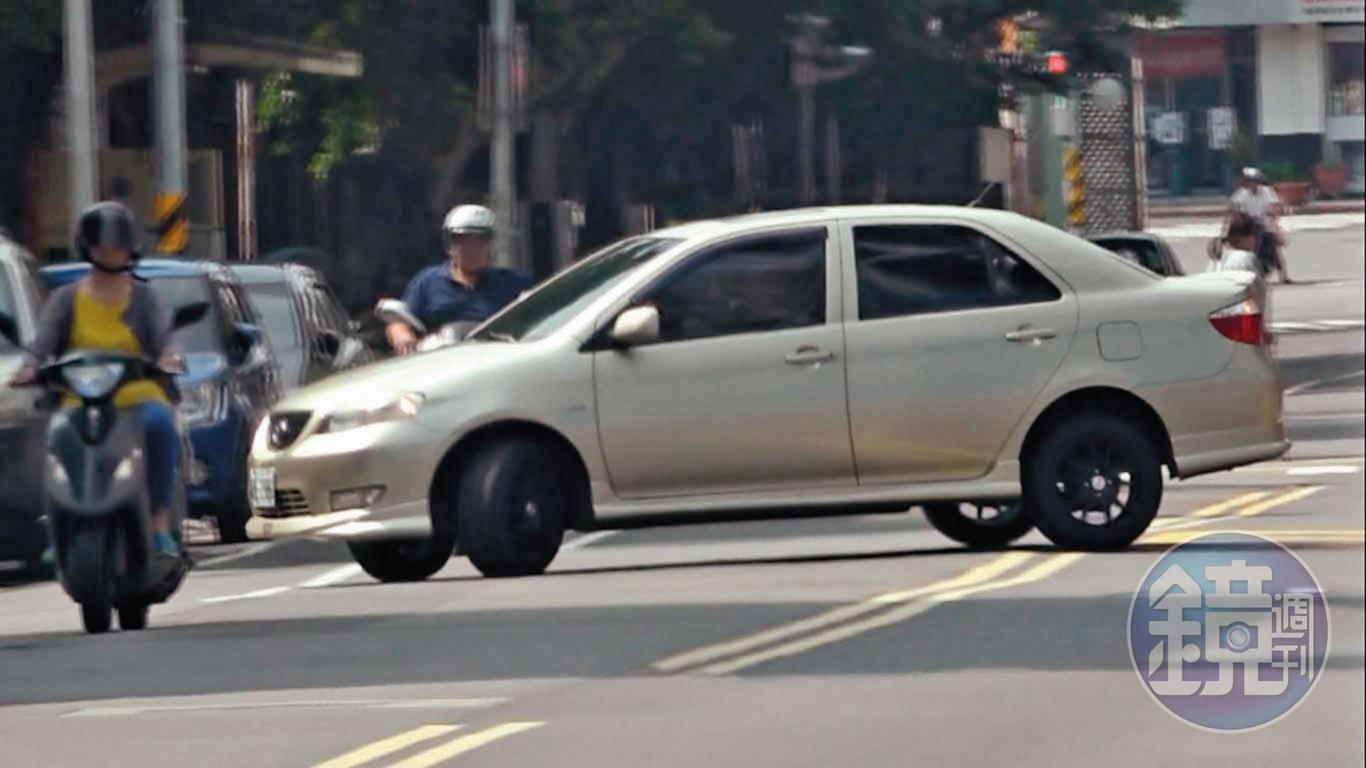 面對本刊跟監，王盈凱在板橋中正路上突然一記雙黃線大迴轉。