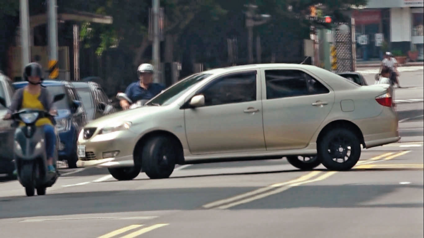 面對本刊跟監，王盈凱在板橋中正路上突然一記雙黃線大迴轉。