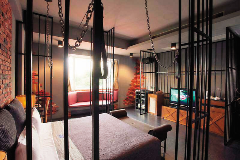中和儷閣摩鐵有風格獨特的房型「空中監獄」，吸引不少旅拍族朝聖。（翻攝儷閣別墅旅館臉書）