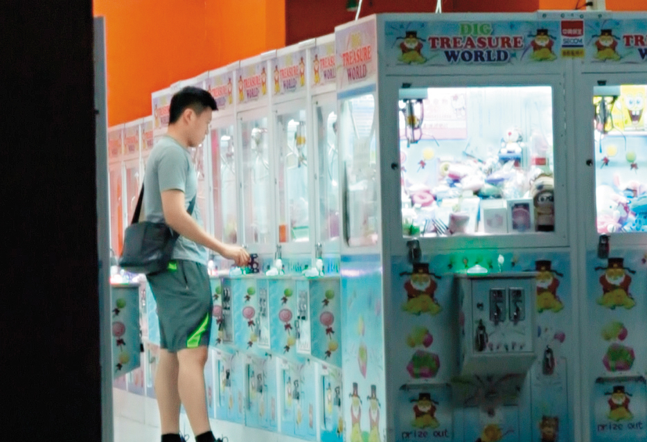 本刊多次直擊，王盈凱（圖）等陳月芳的空檔，都會先到夾娃娃店打發時間。