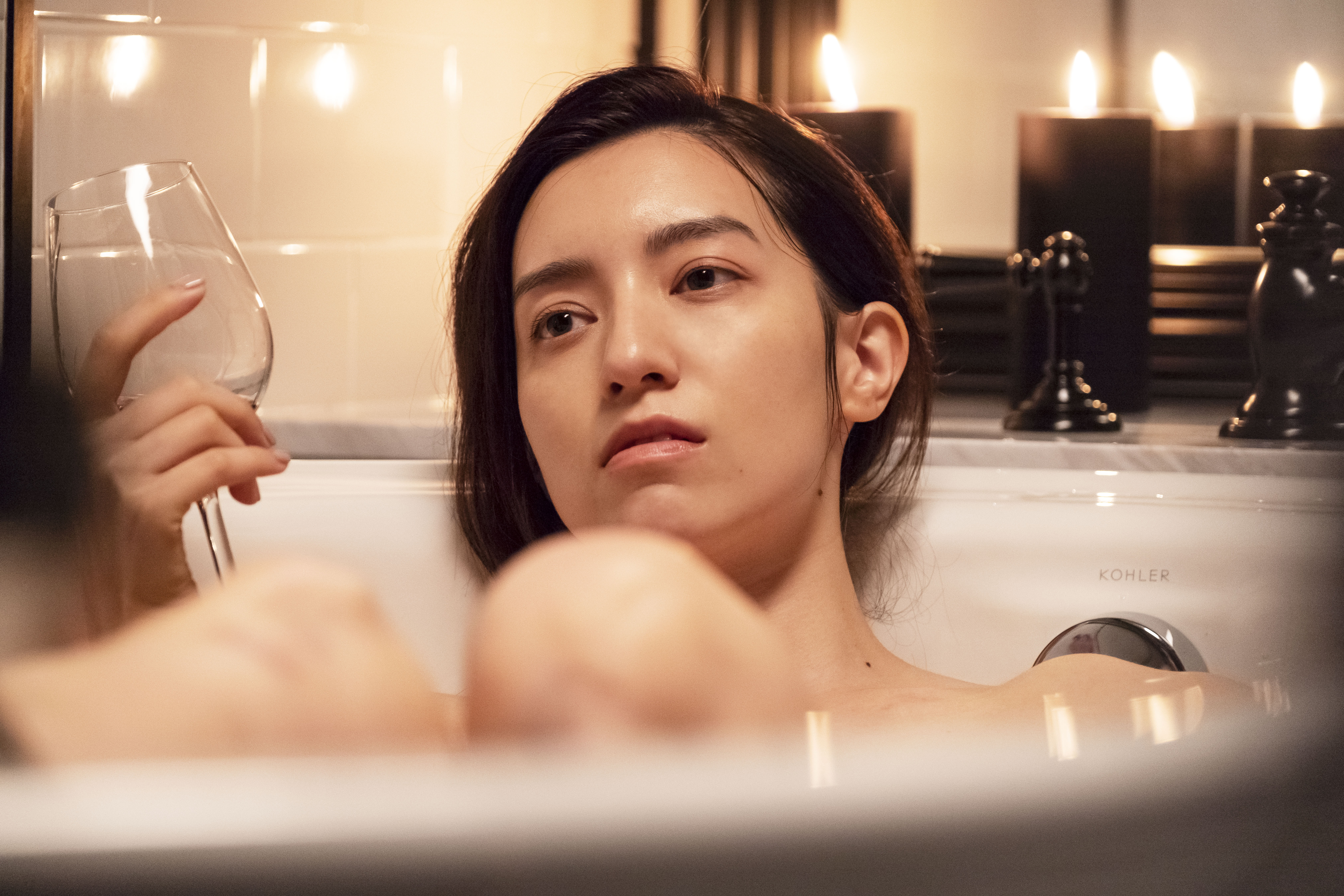 Lara梁心頤主演電影《明日之星》，與劇中男友鴛鴦浴花絮釋出，畫面頗吸睛。（妹妹娃娃多媒體提供）