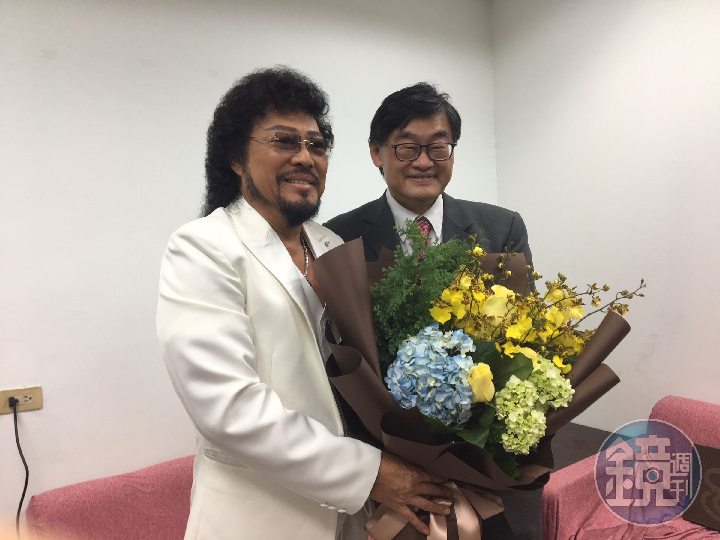 張菲和華視總經理莊豐嘉約定未來將再合作。