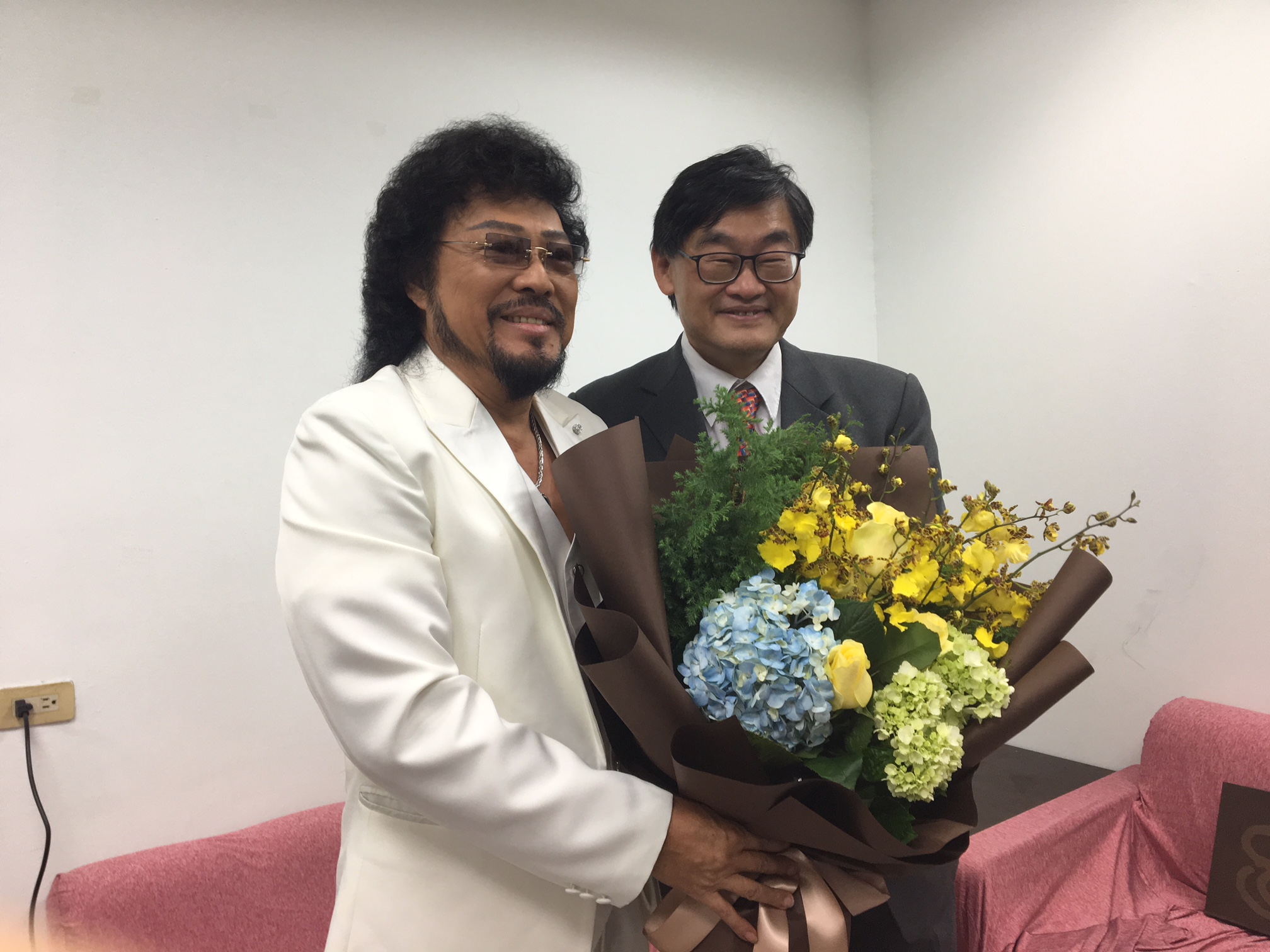 張菲和華視總經理莊豐嘉約定未來將再合作。