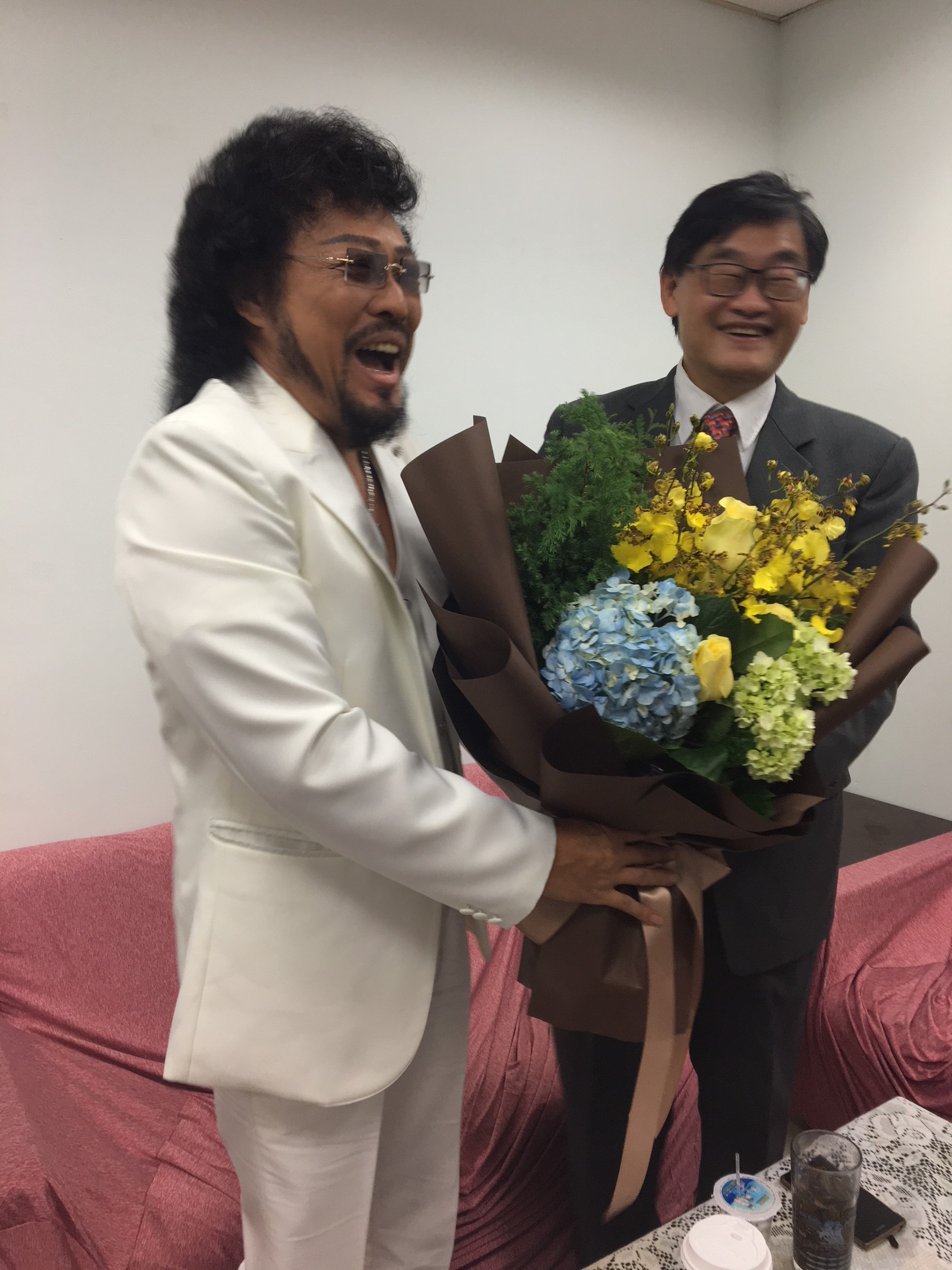 華視總經理莊豐嘉進棚送花給張菲，感謝他9個月來的貢獻。