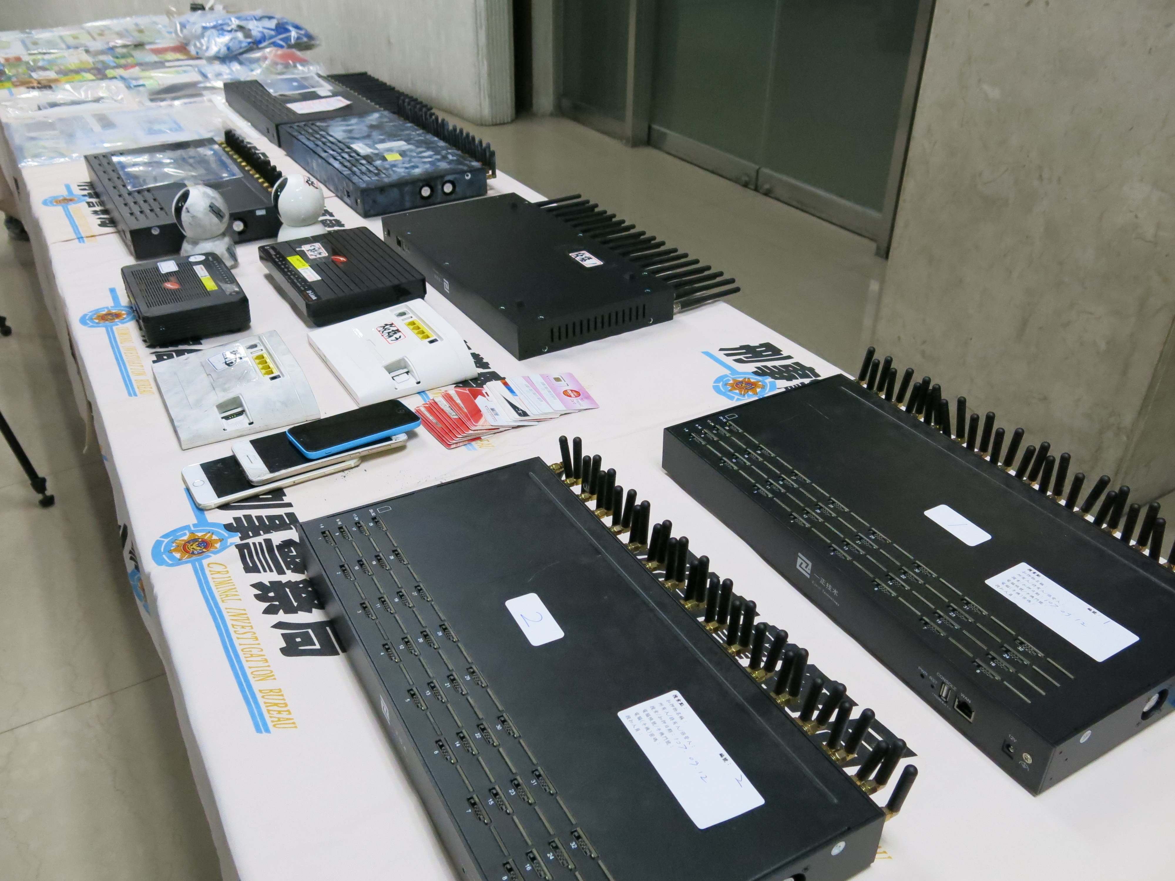 警方為阻止詐騙，打擊非法節費設備機房。（刑事局提供）