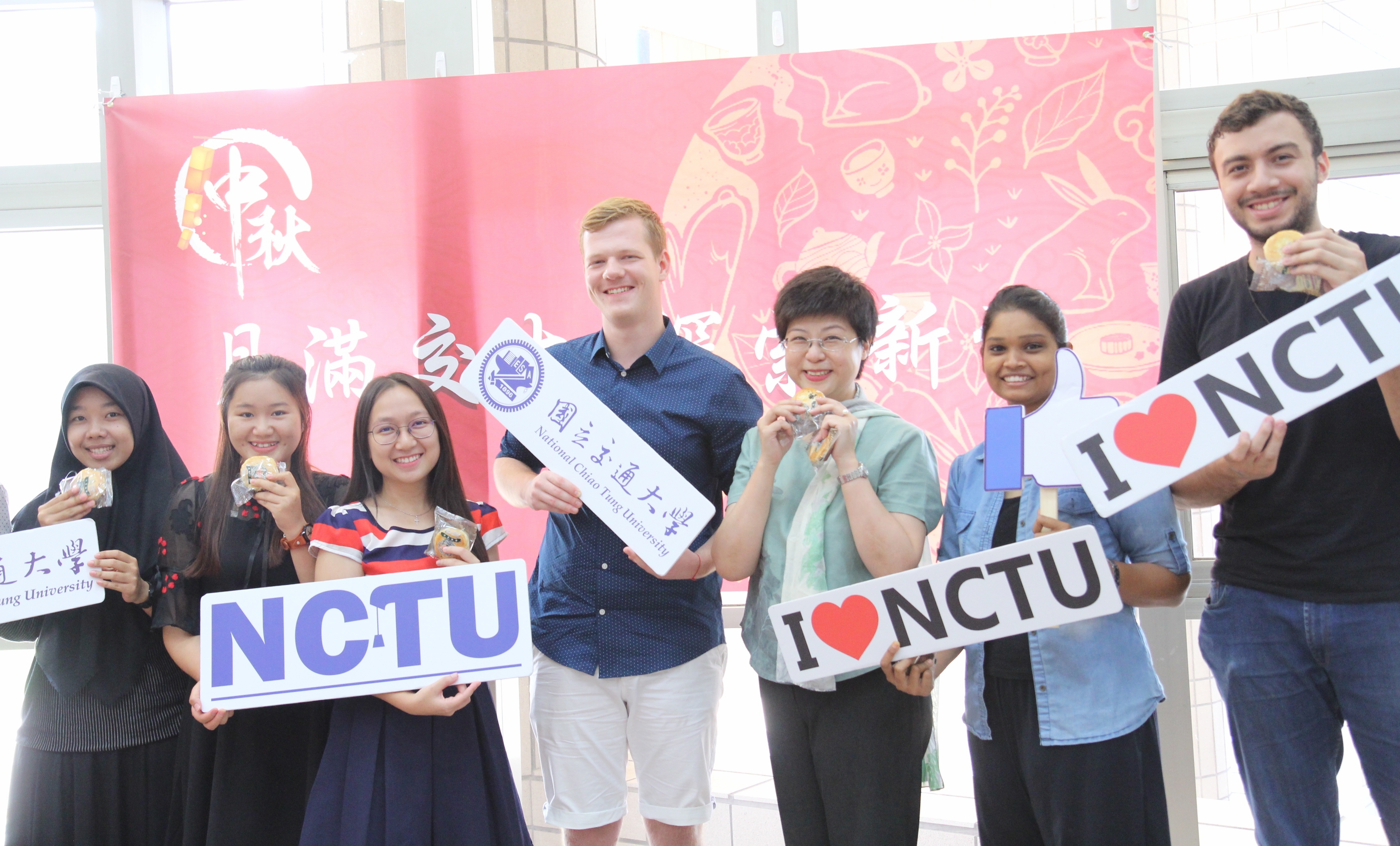 交通大學舉辦「月滿交大、探索新竹」活動，與國際學生一起  吃月餅體驗中秋節文化。（交大國際處提供）