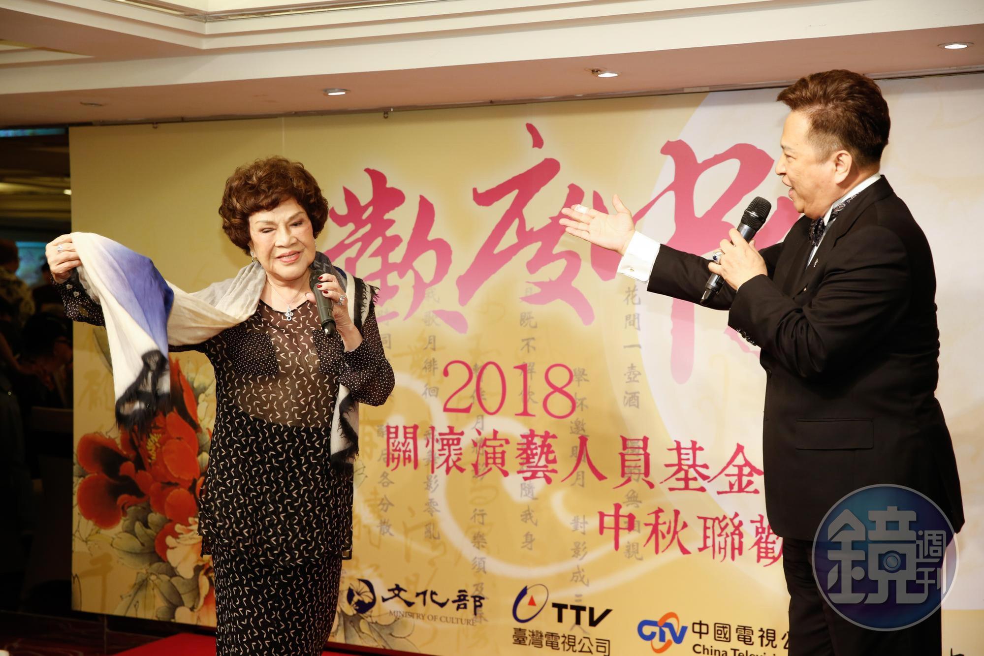 阿姑身穿性感透視裝,與老公李朝永合唱〈神鵰俠侶〉。