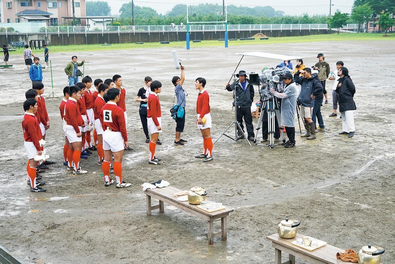 《退而不休》中的橄欖球場面戲，演員們也扎扎實實練習一番。（天馬行空提供）