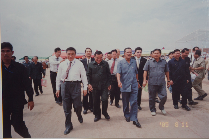 2005年,柬埔寨總理洪森(前排左4)指定楊克誠(前排左2)協助開發經濟特區。(楊克誠提供)