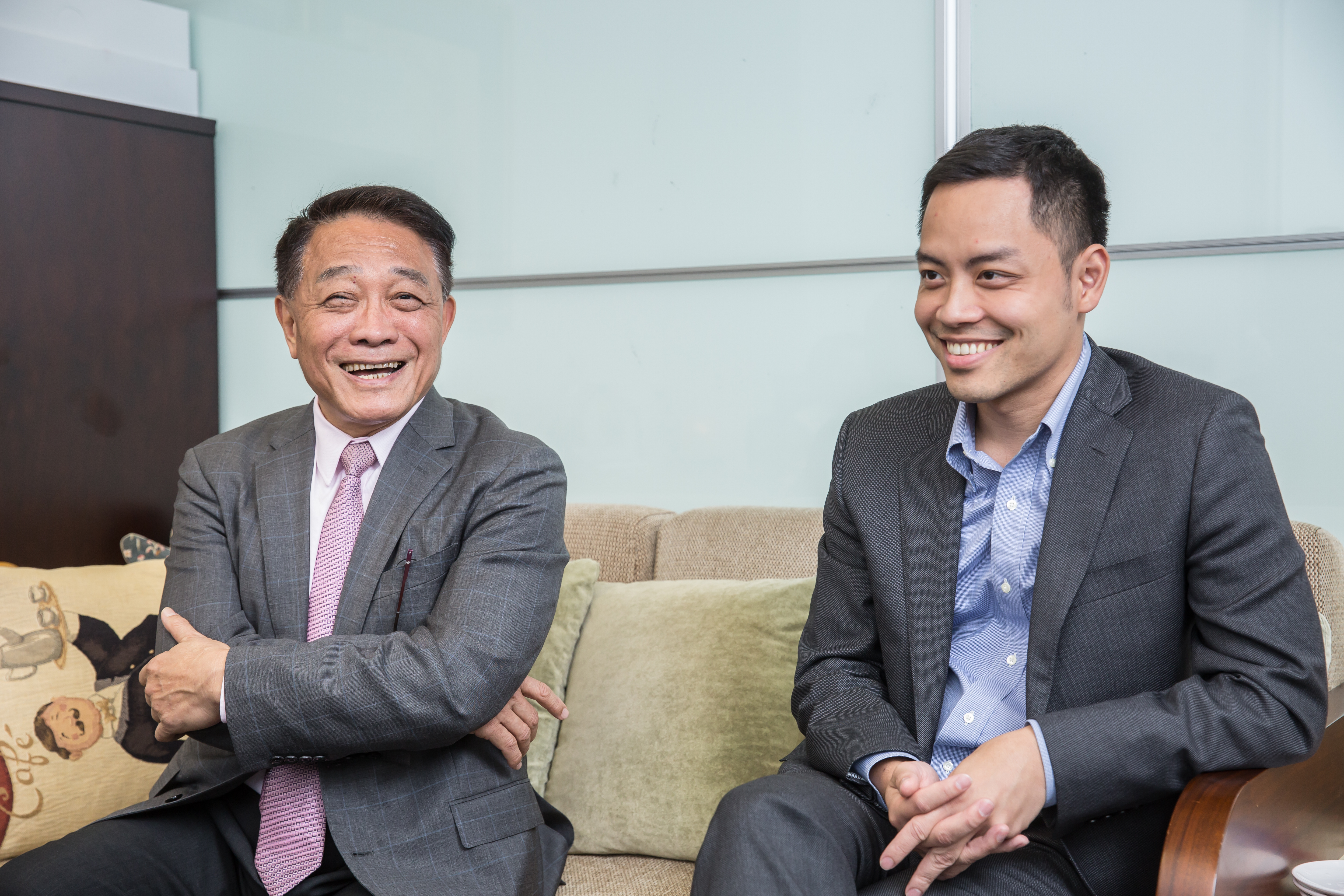 楊克誠（左）在今年5月時，將集團營運重任交給兒子楊威遠（右）。