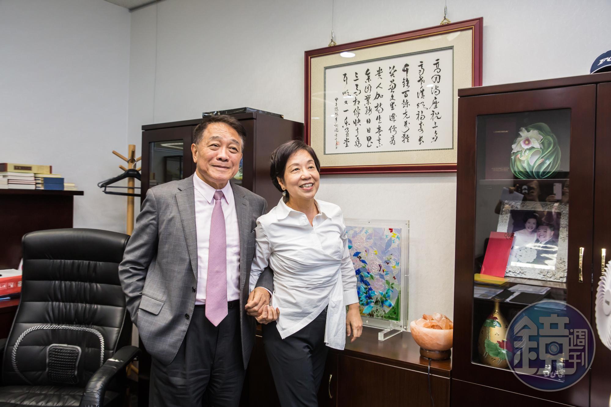 楊克誠(左)的辦公室裡,掛著一幅陳素甜(右)提詞的賀詩。
