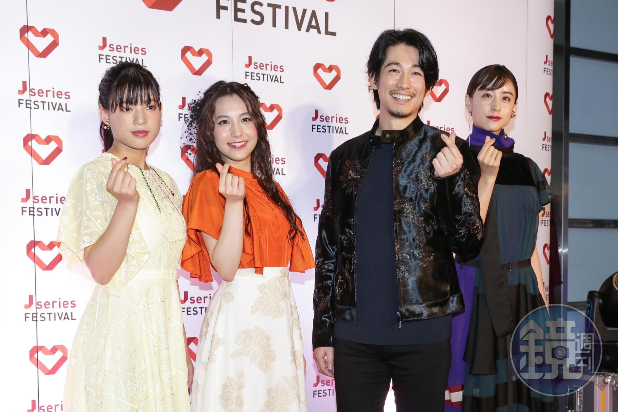石井杏奈（左起）、佐生雪、藤岡靛和山本美月比手指愛心拍照。