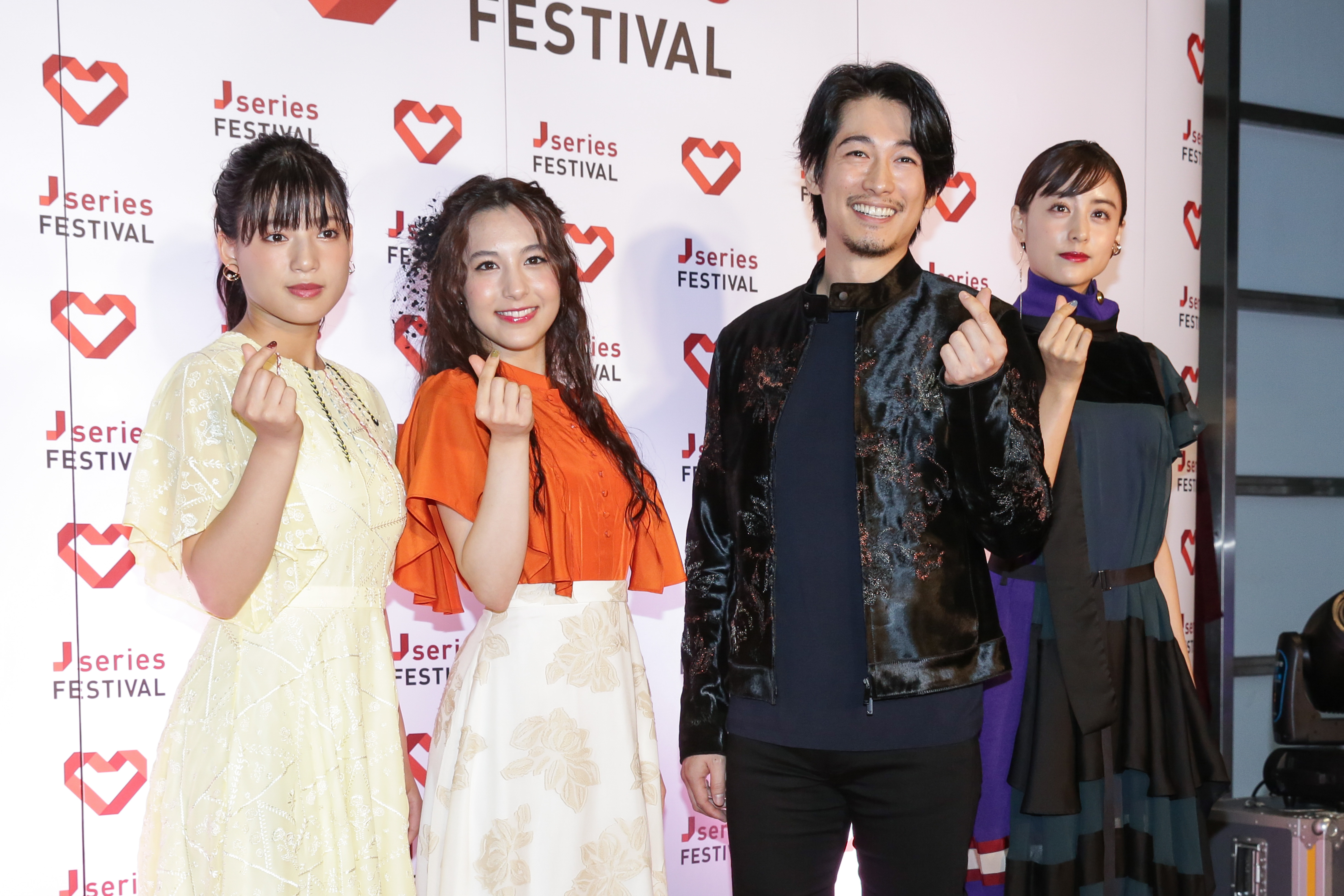 石井杏奈（左起）、佐生雪、藤岡靛和山本美月比手指愛心拍照。