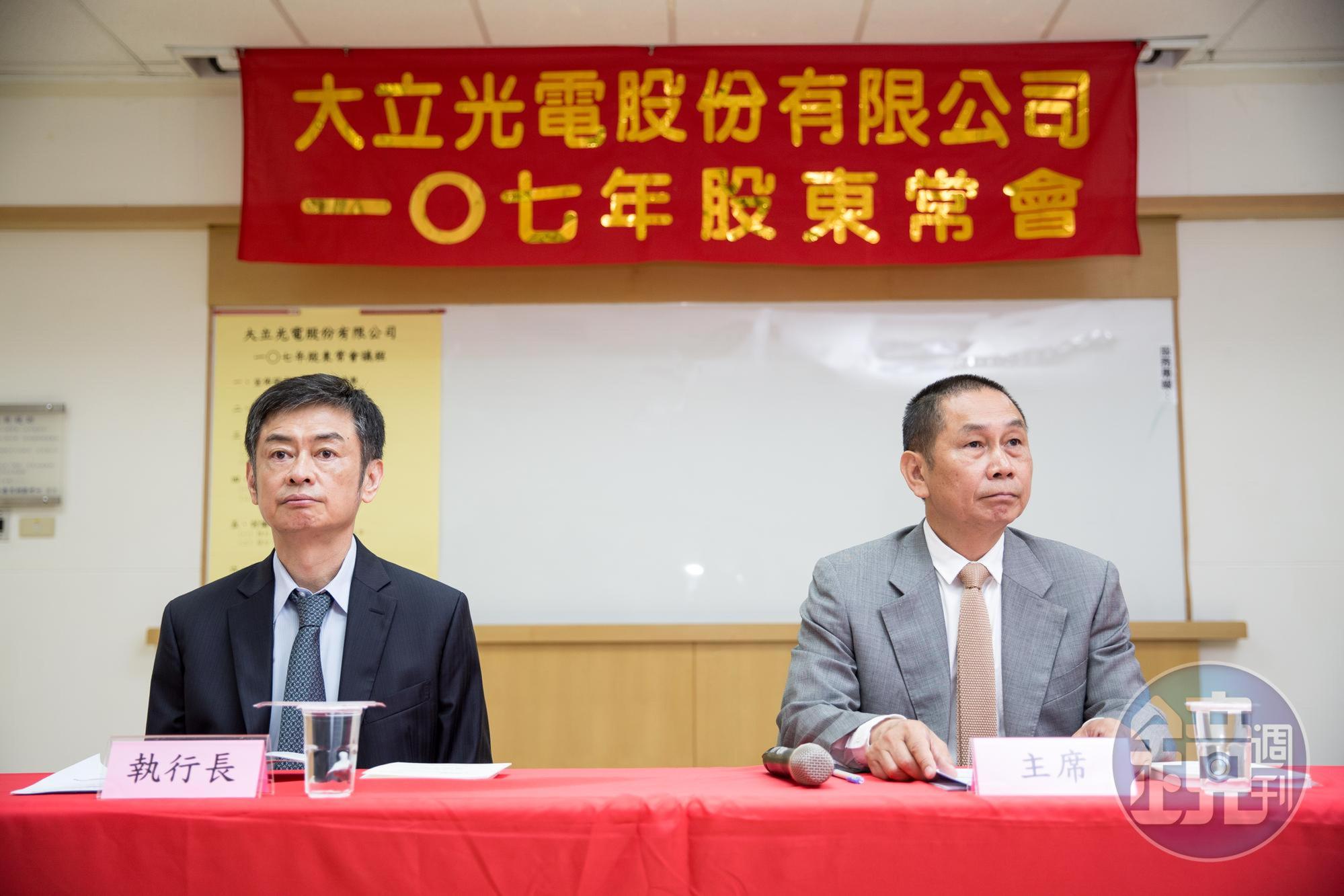 股王大立光電包括董事長林恩舟（右）等4大股東，申報轉讓6千張持股，轉讓對象是林茂鈺紀念有限公司，代表人是林恩平（左）。