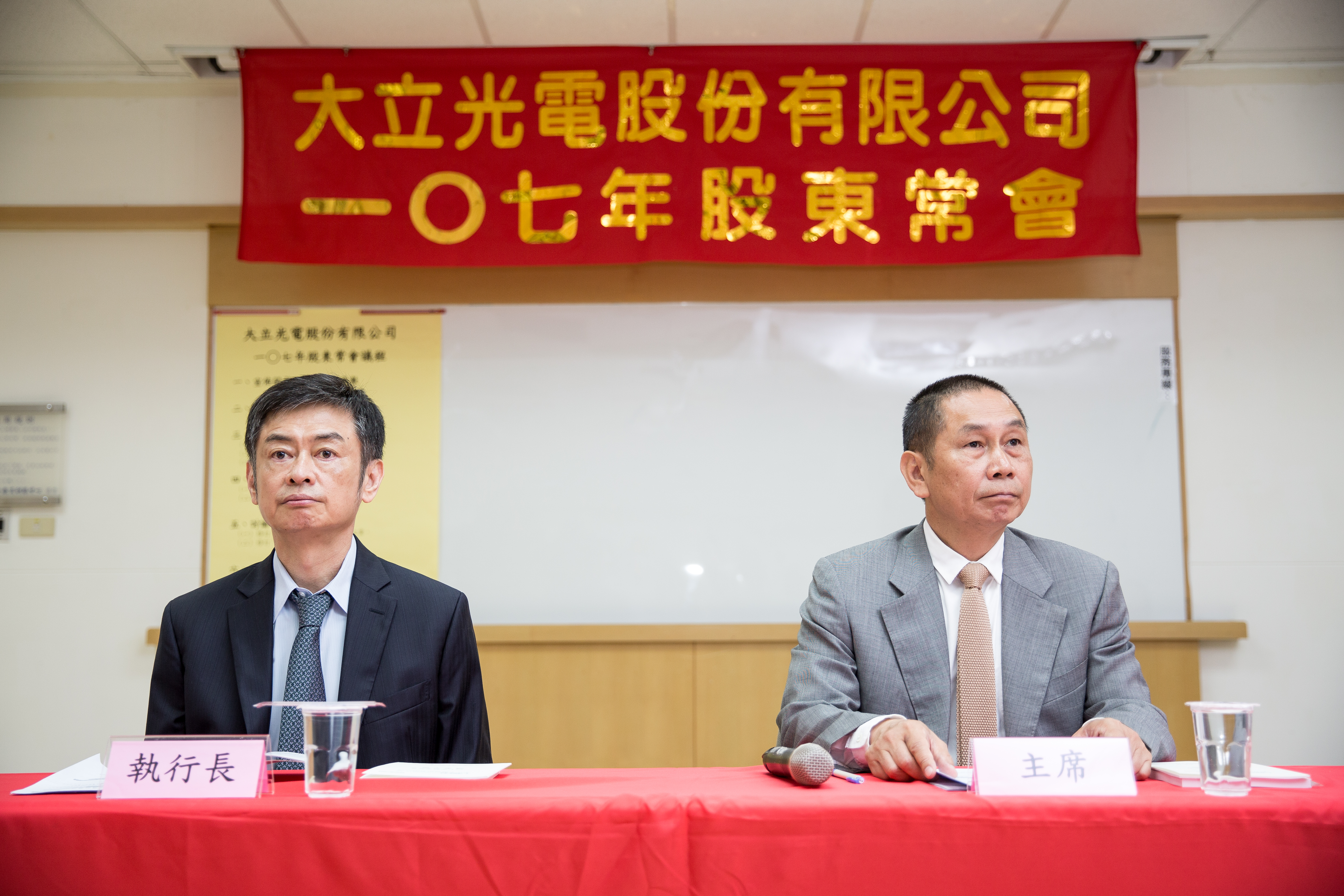 股王大立光電包括董事長林恩舟（右）等4大股東，申報轉讓6千張持股，轉讓對象是林茂鈺紀念有限公司，代表人是林恩平（左）。