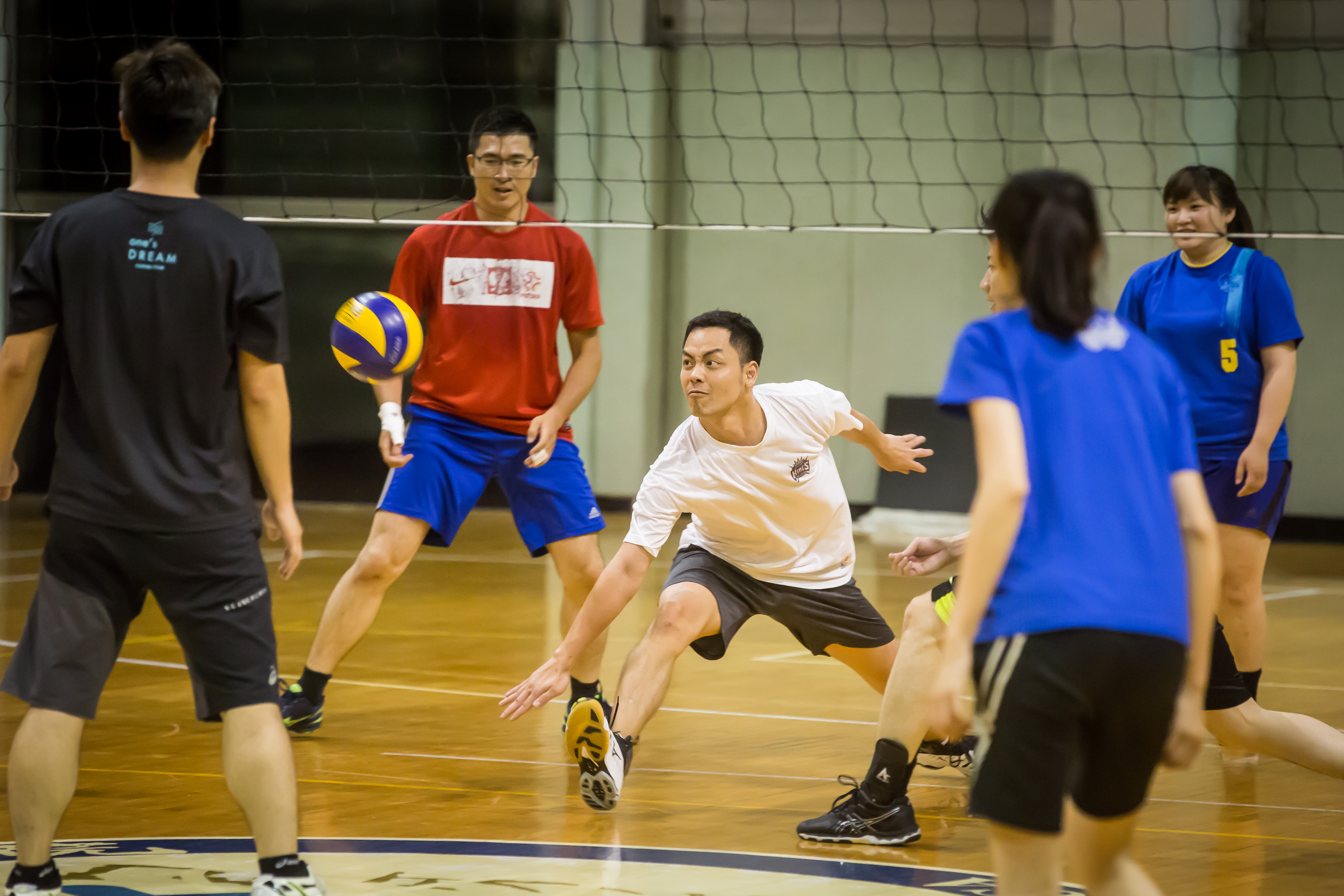 楊威遠（左3）兼顧工作和休閒，每週三固定與朋友一起打排球。