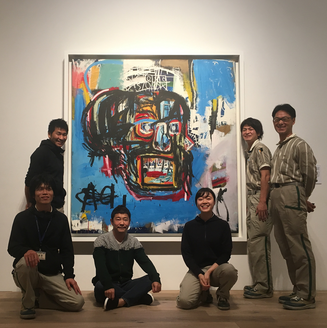 前澤友作IG經常秀出與藝術作品或藝術家的合照。(翻攝自前澤友作IG)