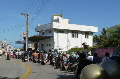 中油綠島直營站是許多人到綠島旅遊、租完車後的第一站，近期傳出漏油污染地下水，其中苯超標近300倍。圖為觀光客在綠島加油站前大排長龍。（讀者提供）