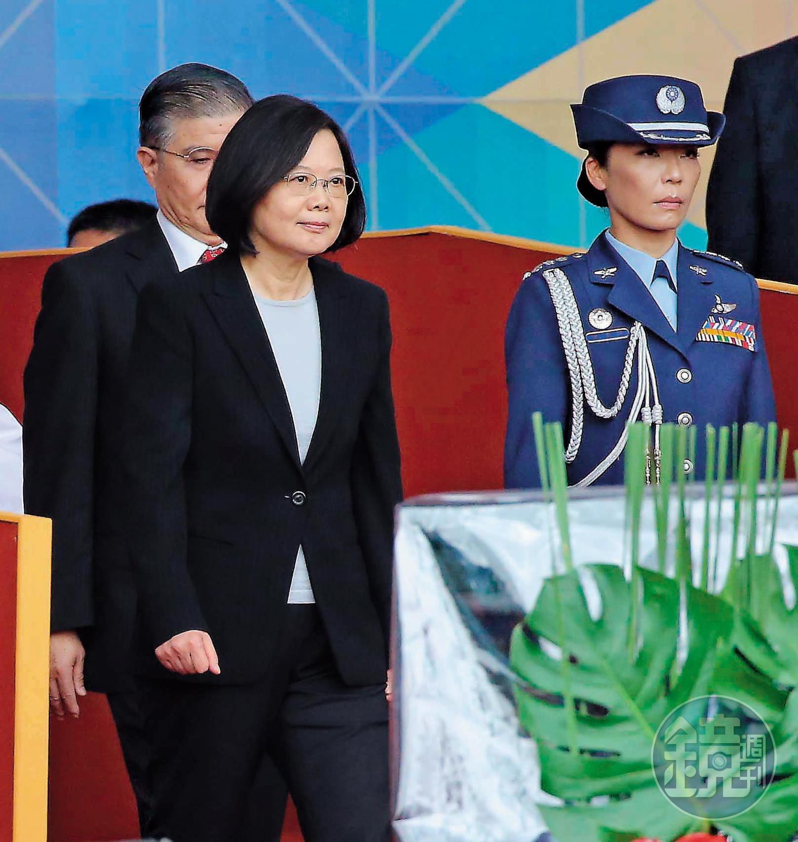 總統蔡英文拔擢陳月芳(右)成為總統府首位女武官,圖為陳月芳陪蔡英文出席2016年國慶大會。