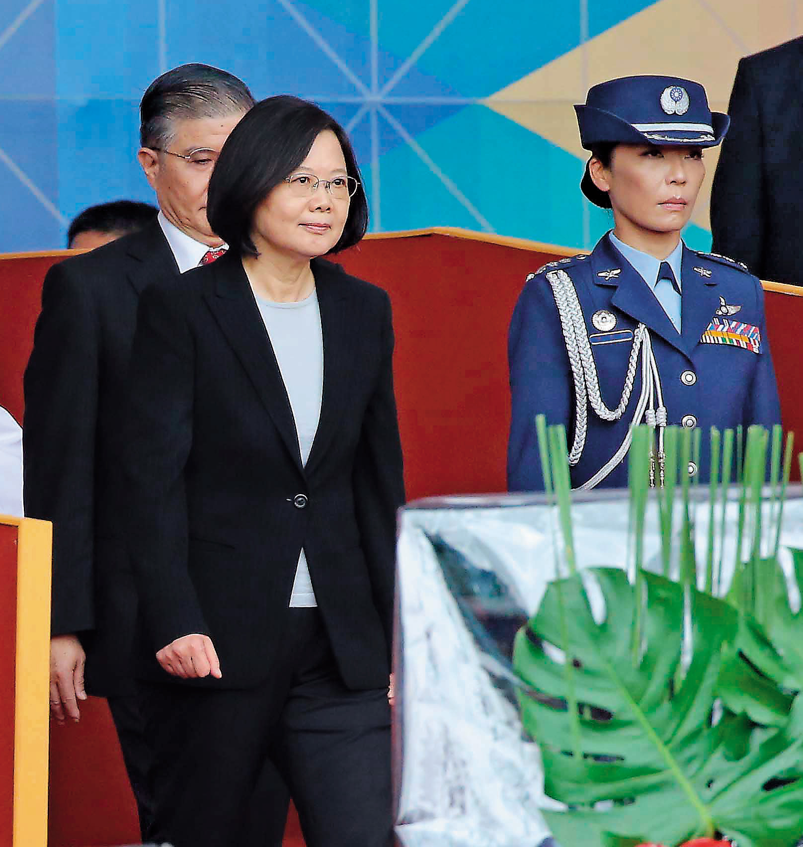 總統蔡英文拔擢陳月芳（右）成為總統府首位女武官，圖為陳月芳陪蔡英文出席2016年國慶大會。