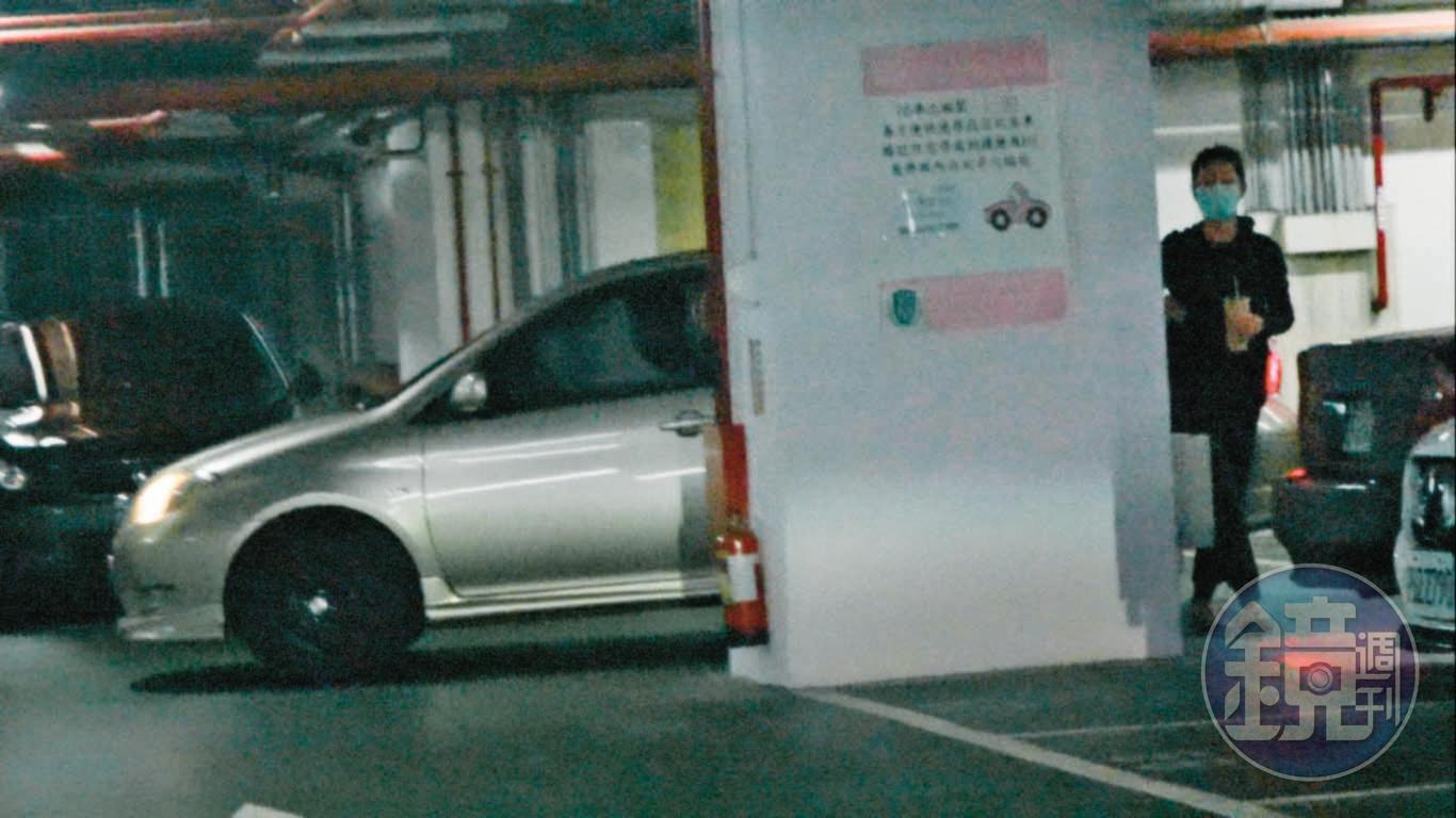 王盈凱把車停在停車場B5柱子旁死角掩護陳月芳(圖)下車。