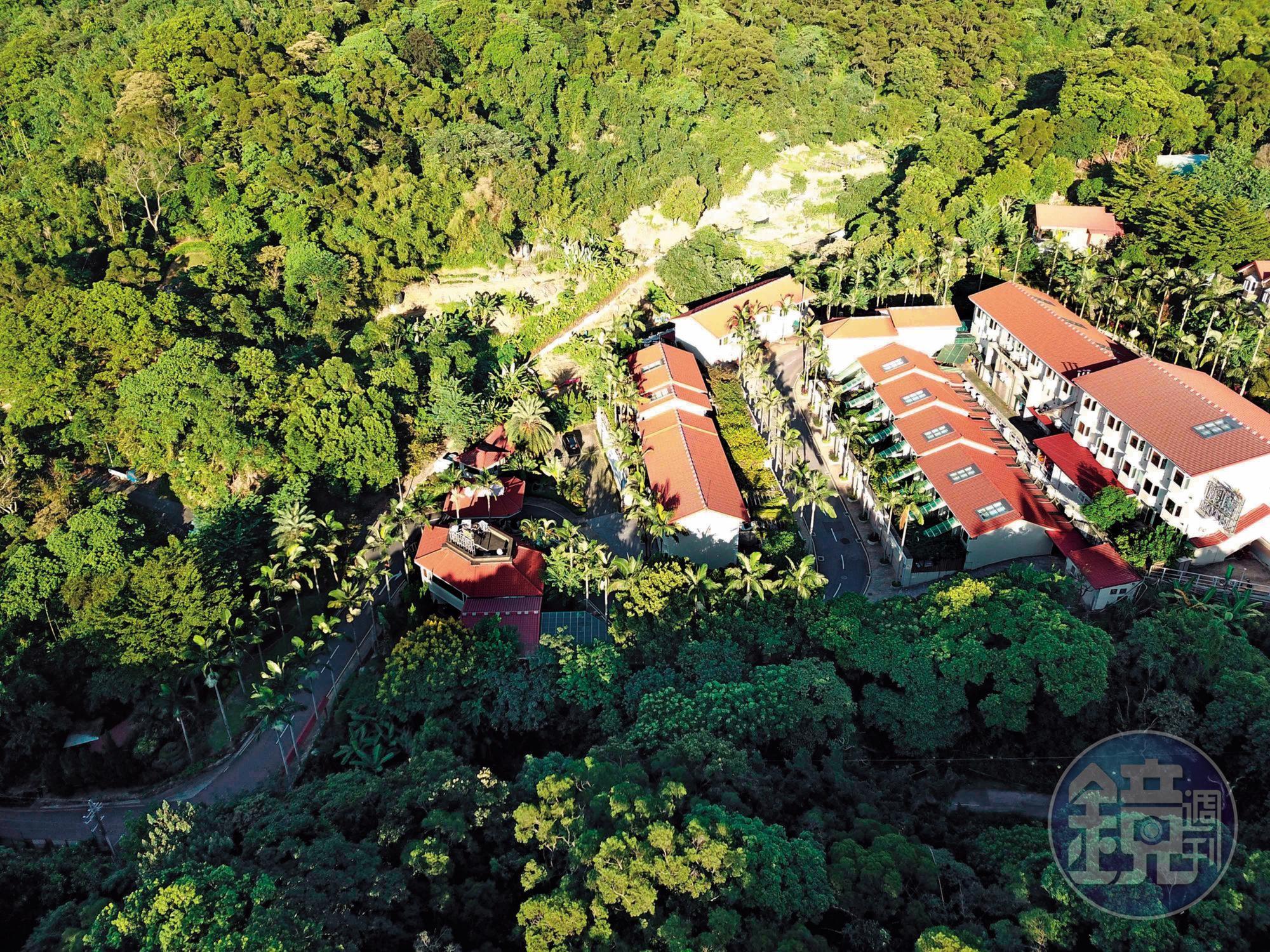 偷情摩鐵位於偏僻山區,只有一條聯外道路。