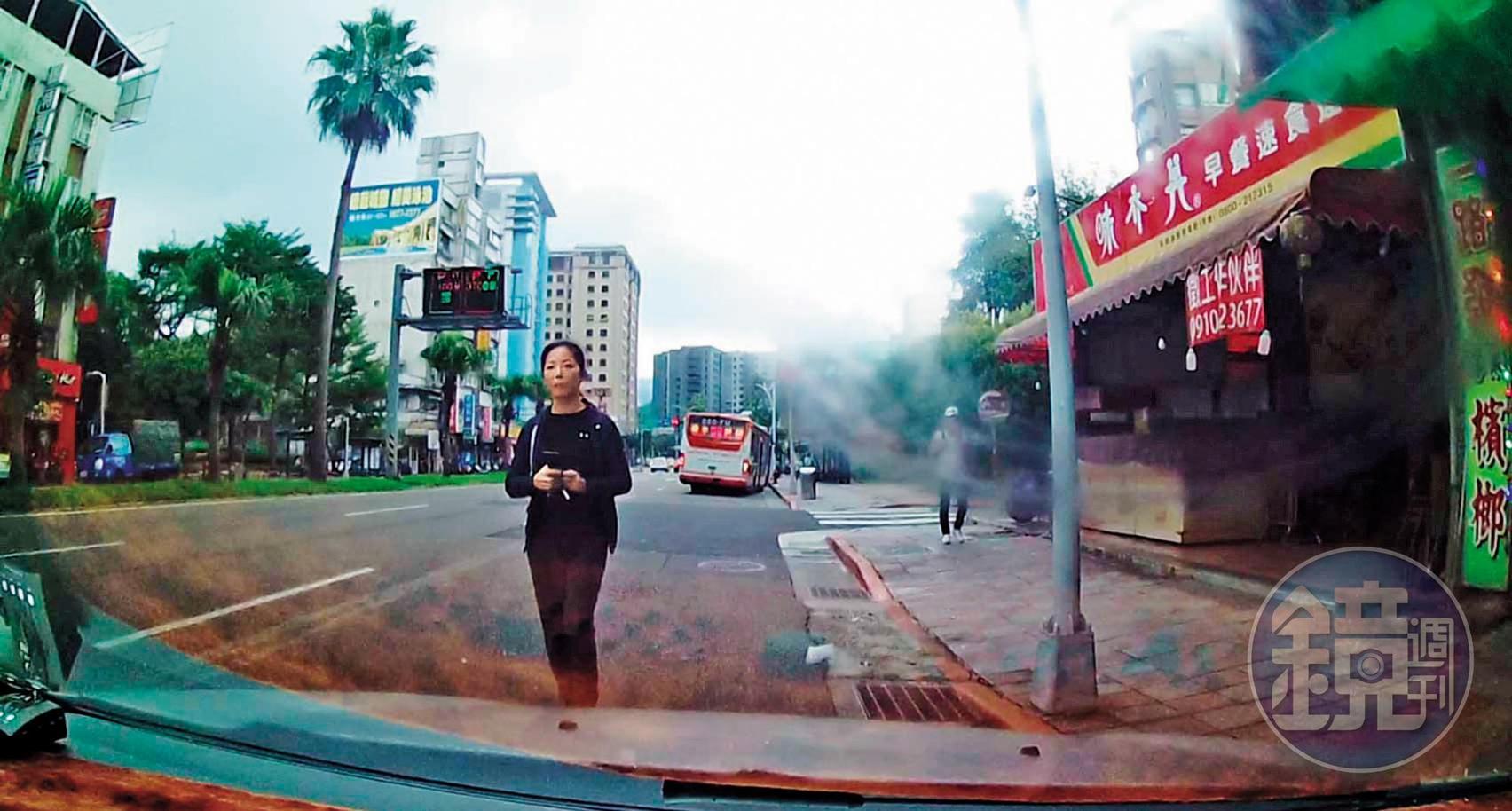陳月芳警覺性強,發現本刊記者跟監後就下車拍攝車牌。