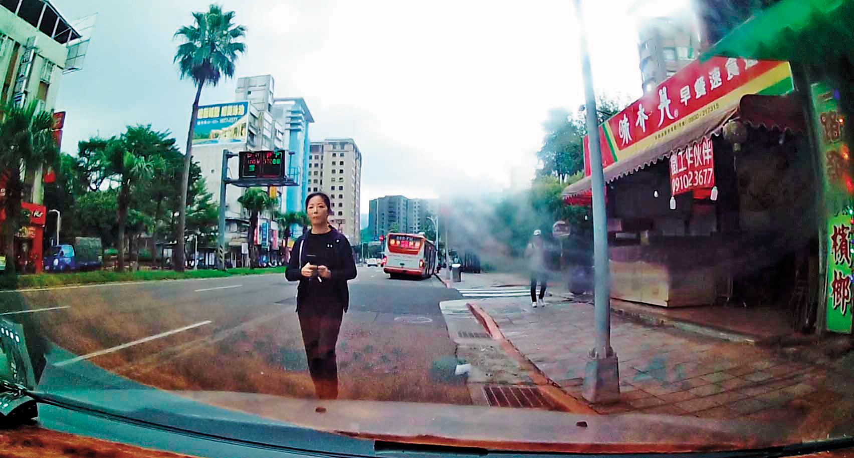 陳月芳警覺性強，發現本刊記者跟監後就下車拍攝車牌。