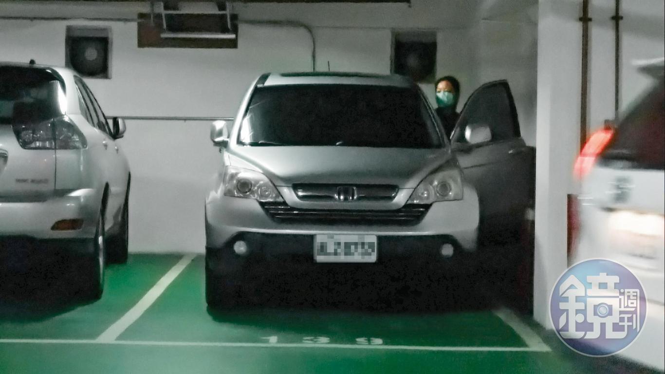陳月芳把車停在雙和醫院停車場B4,再到B5搭上王盈凱的車。