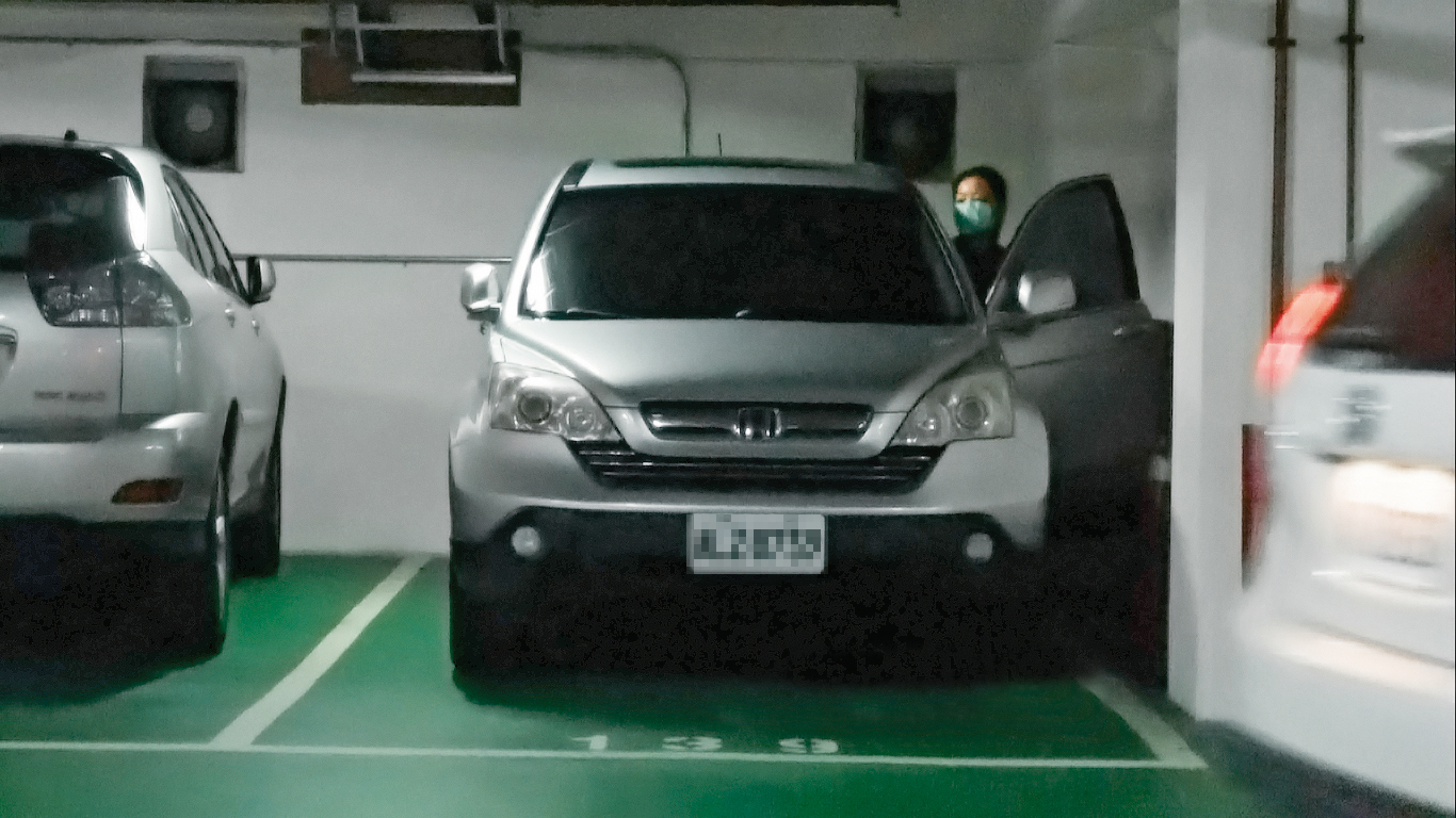 陳月芳把車停在雙和醫院停車場B4，再到B5搭上王盈凱的車。