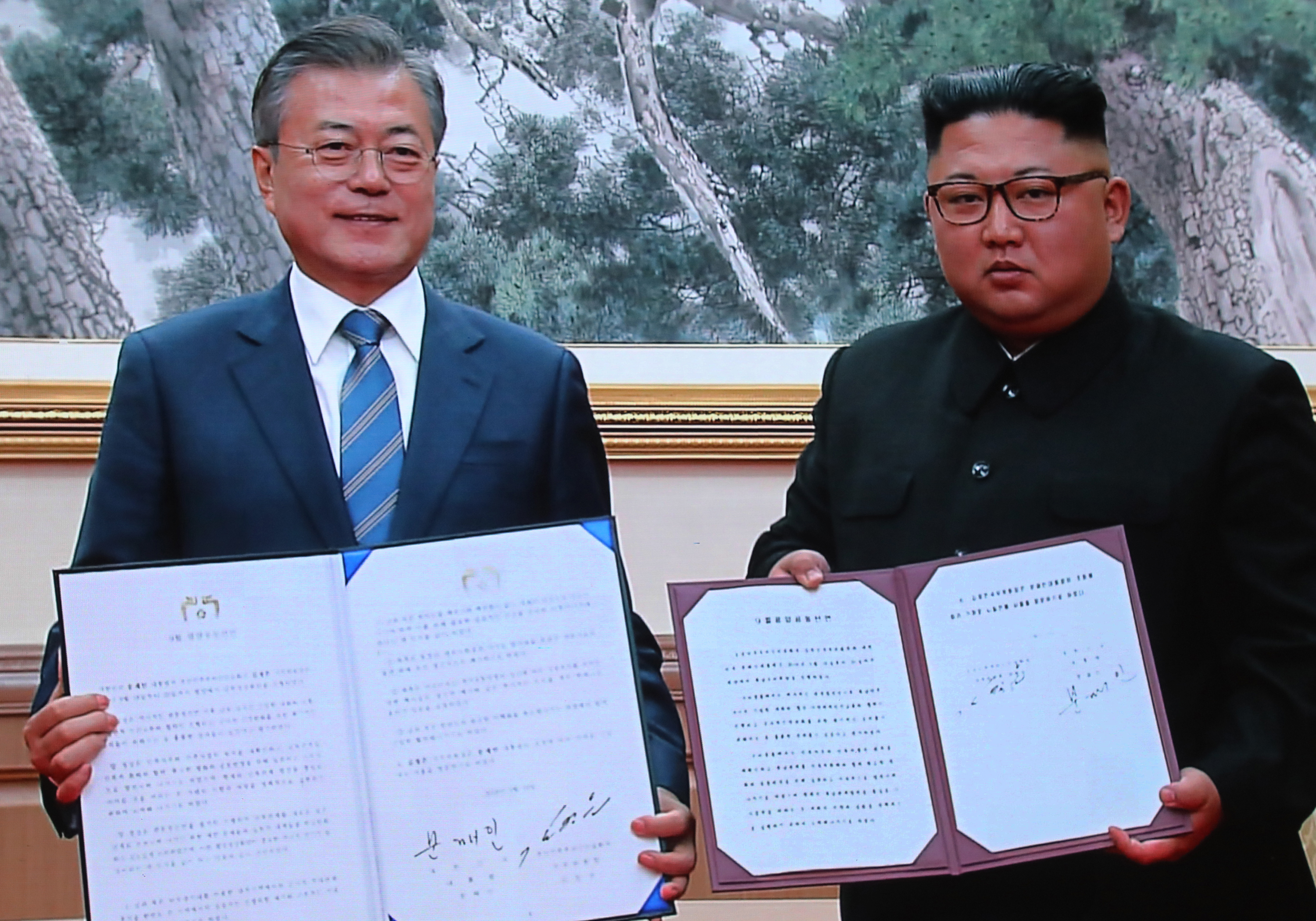 南韓總統文在寅和北韓領導人金正恩，19日上午在百花園國賓館簽署《平壤共同宣言》。（東方IC）
