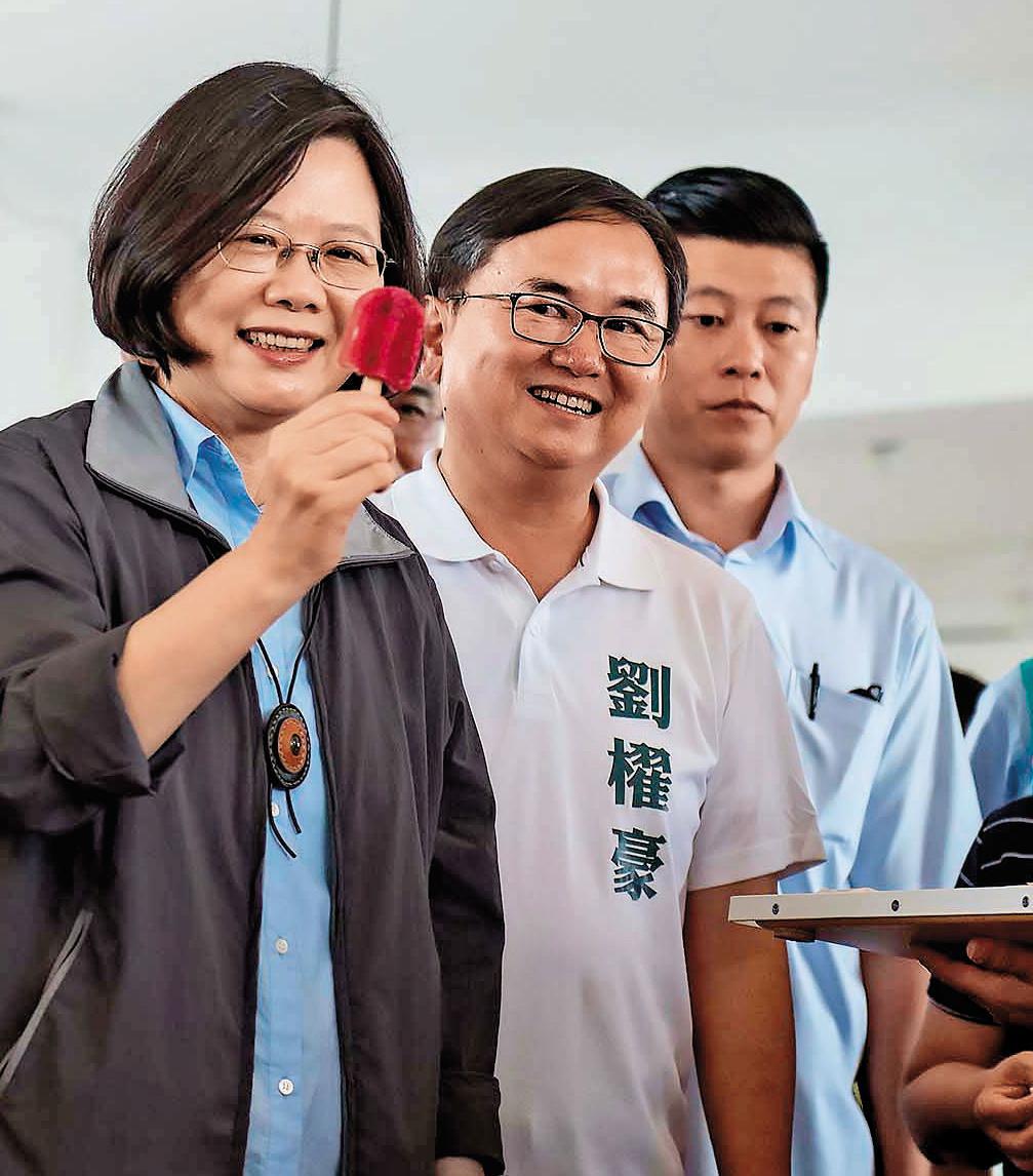 王盈凱(右)是總統蔡英文的內衛隨扈,圖為7月22日蔡英文參訪台東糖廠。(總統府提供)