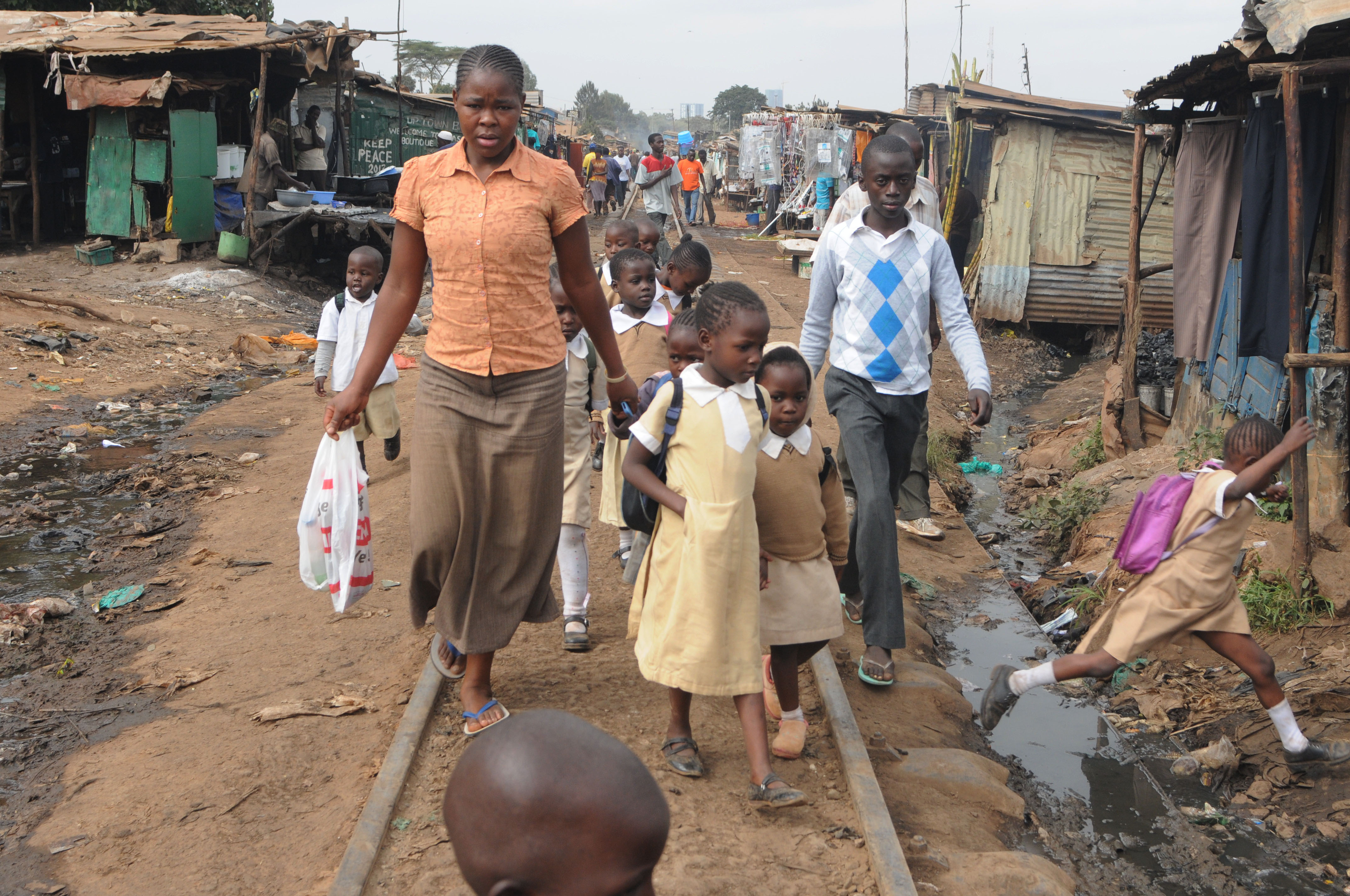 肯亞的基貝拉貧民窟，有高達65%的女性曾為了取得衛生棉被迫發生性關係。圖為示意圖，非當事人。（東方IC）