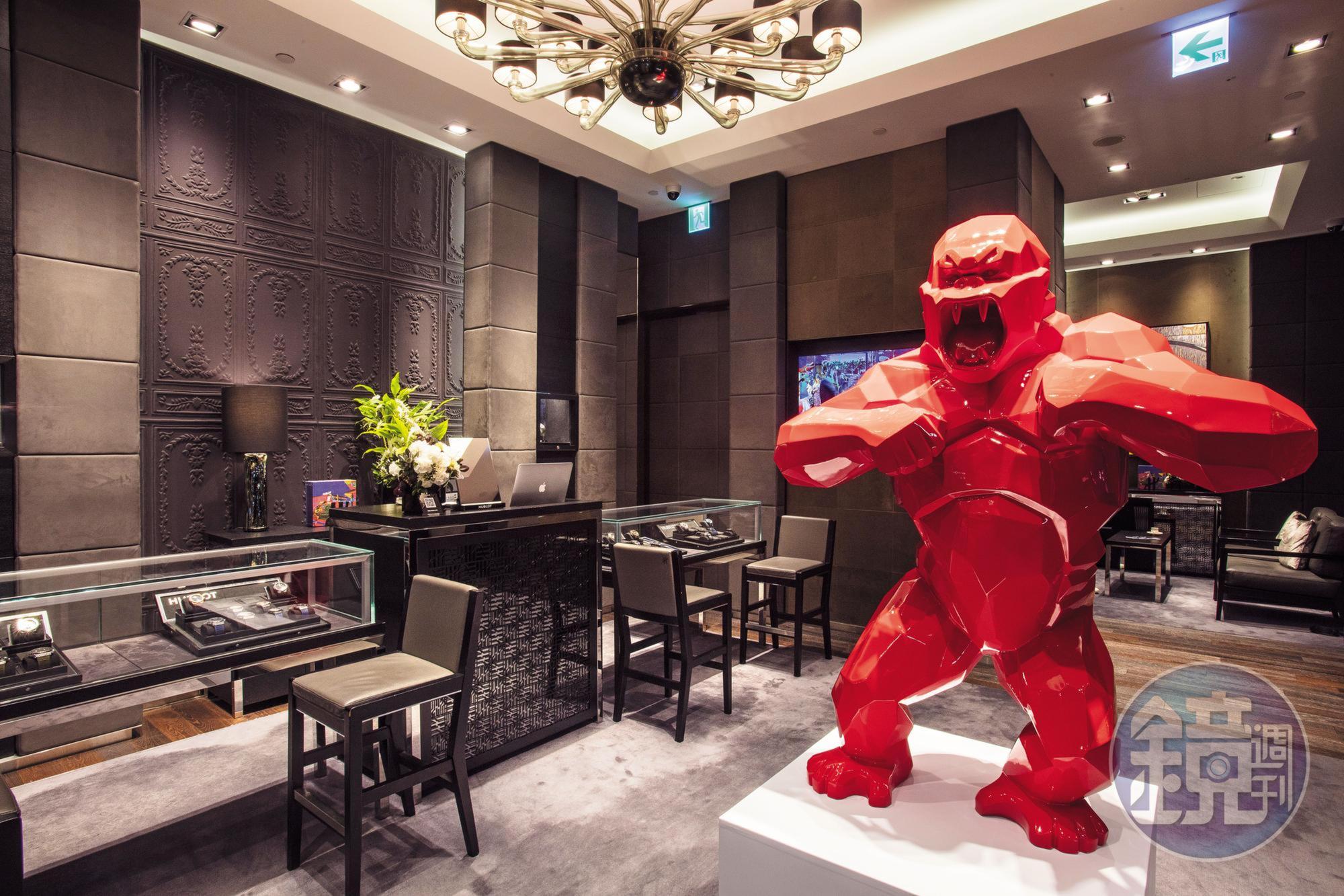 HUBLOT店內展出Richard Orlinski的著名雕塑作品Wild Kong。
