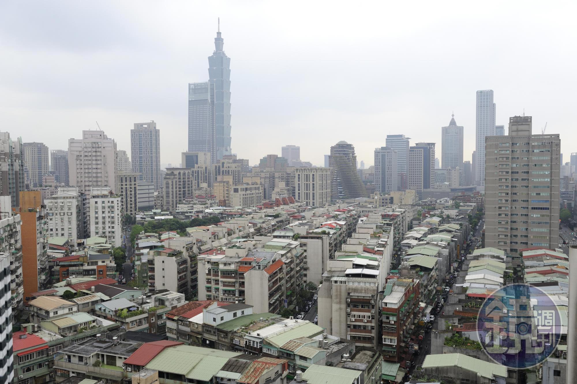 想從蛋白區擠到蛋黃區，如果資金沒增加多少就要懂得取捨，選擇的標的可能是坪數較小、或屋齡較老的房子。