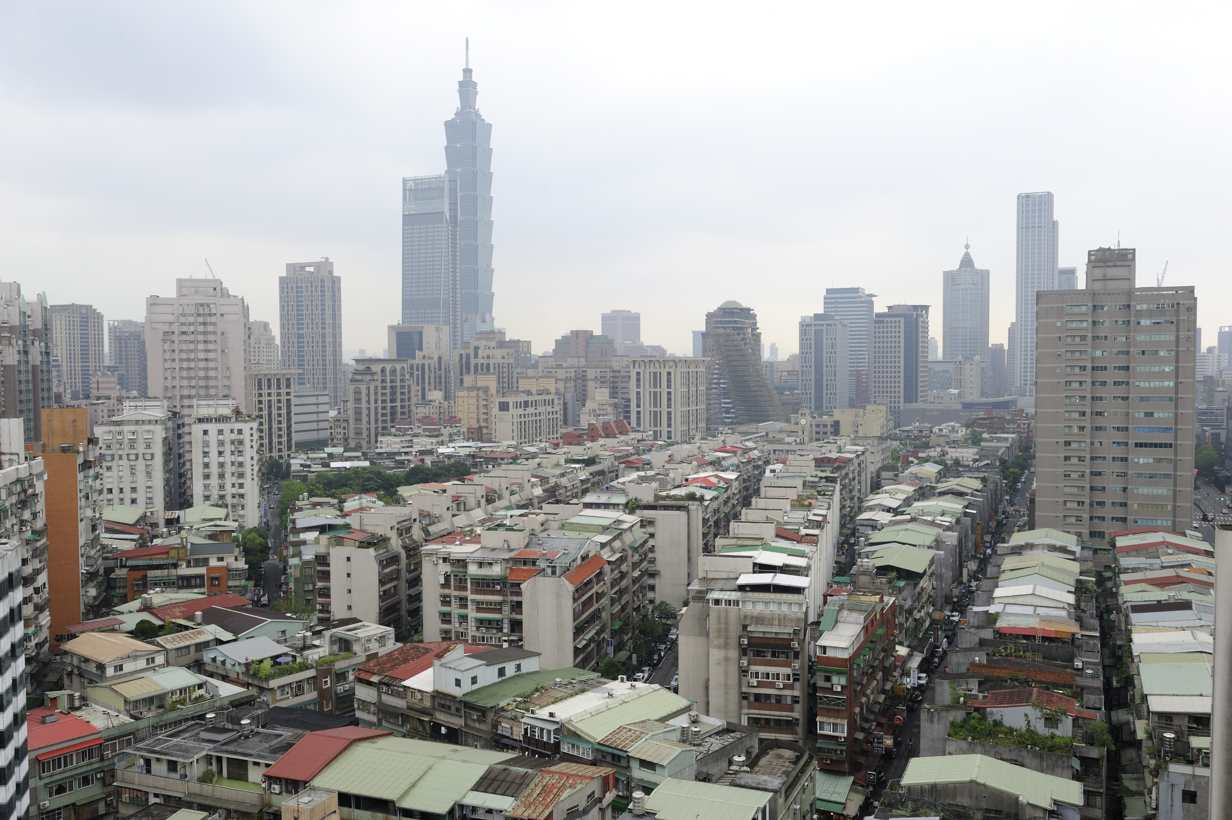 想從蛋白區擠到蛋黃區，如果資金沒增加多少就要懂得取捨，選擇的標的可能是坪數較小、或屋齡較老的房子。