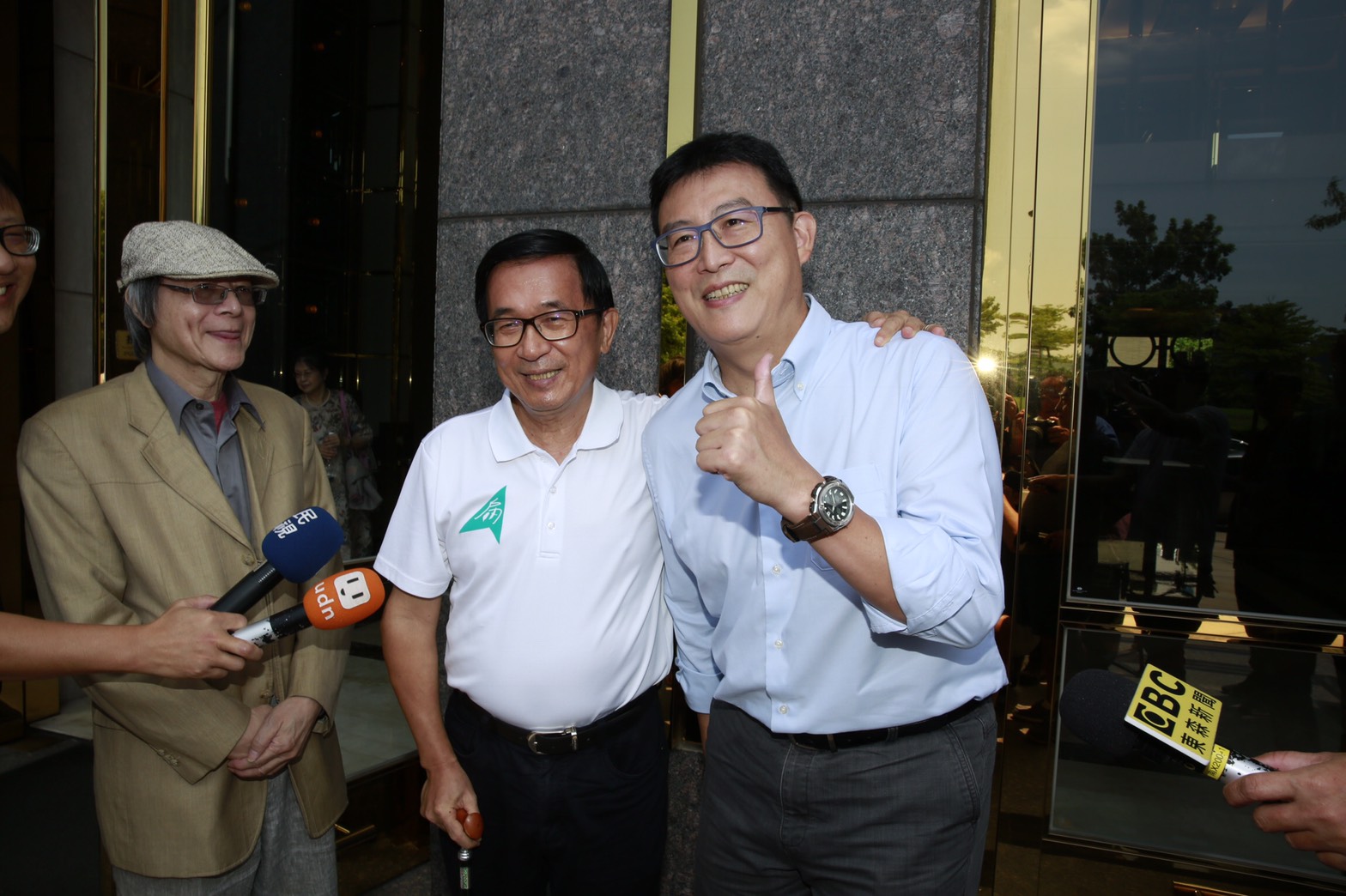 民進黨台北市長參選人姚文智今南下高雄拜會前總統陳水扁，且陳水扁允諾擔任他的選舉及市政最高顧問。  