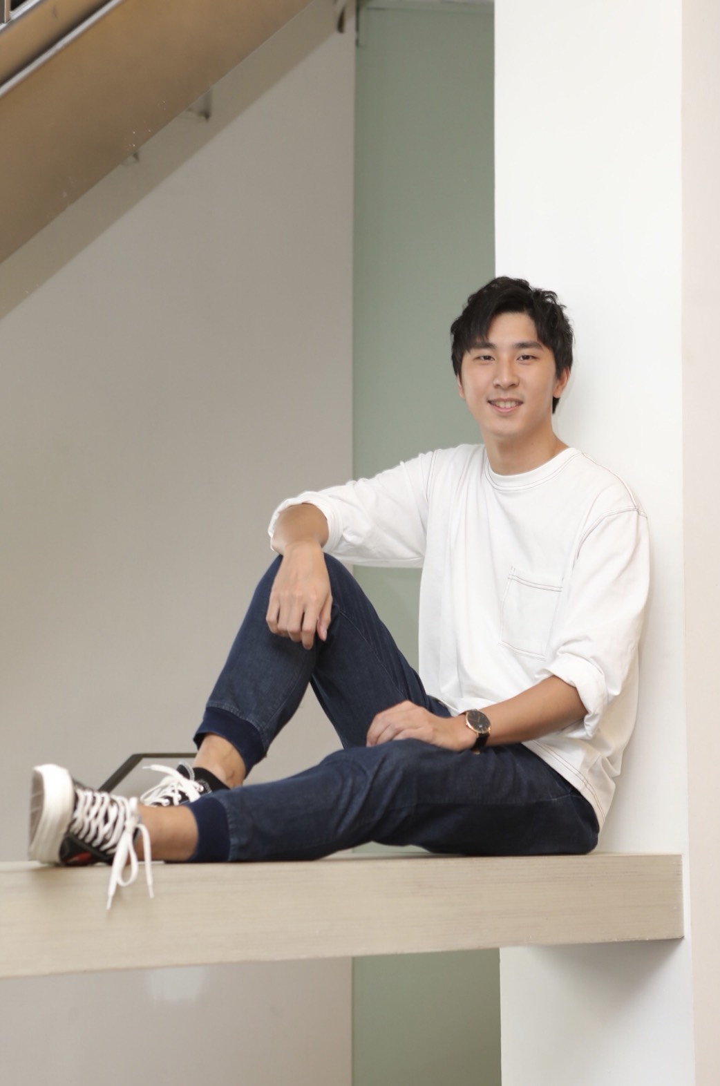 胡釋安私下也是省話一哥，還被劇組封為「句點王」，遇到問題總是會思考許久才緩緩回答。（公視提供）