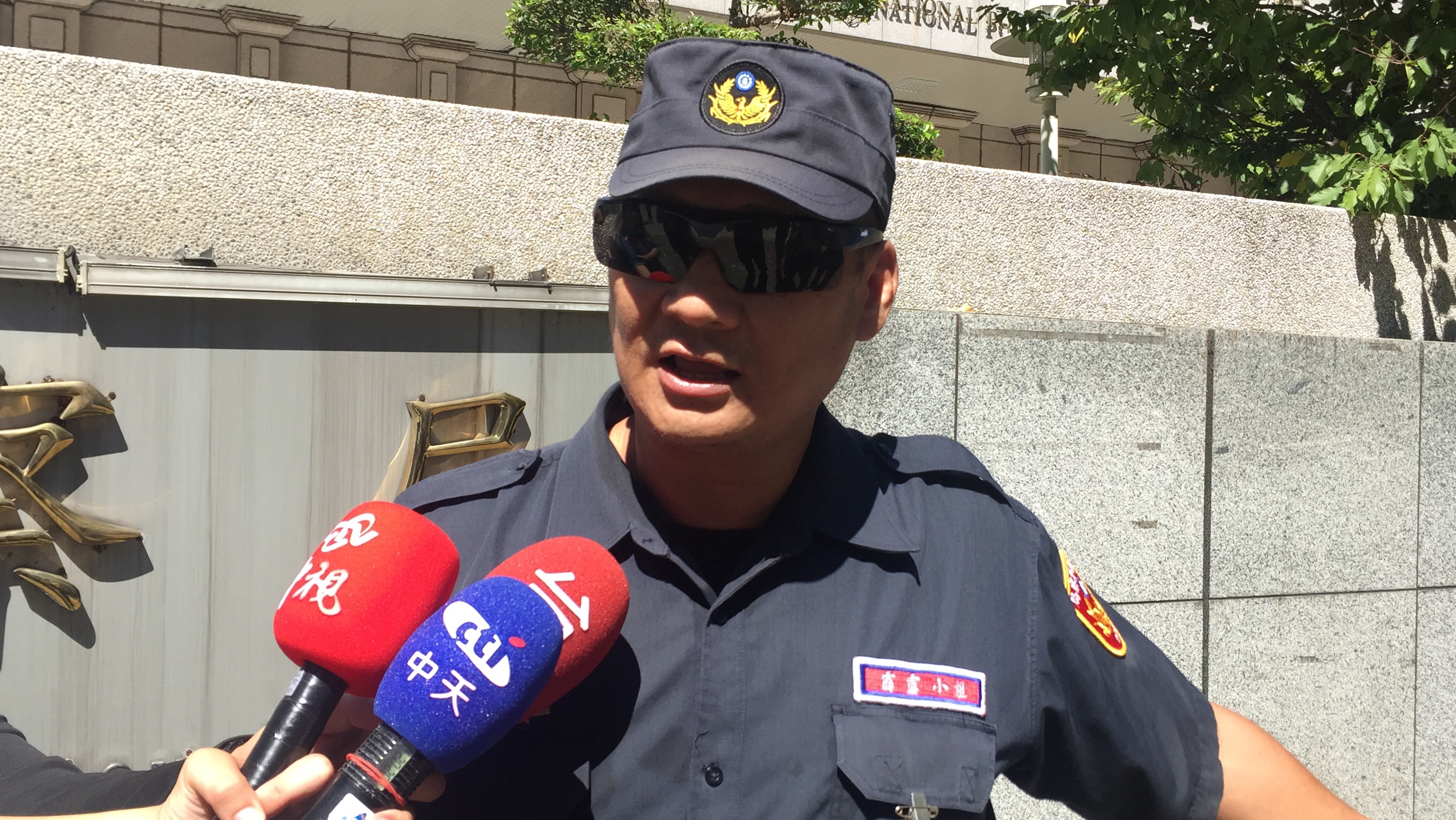 刑事局除暴特勤隊賀姓員警，值勤時制止一件自殘傷人案。（翻攝畫面）