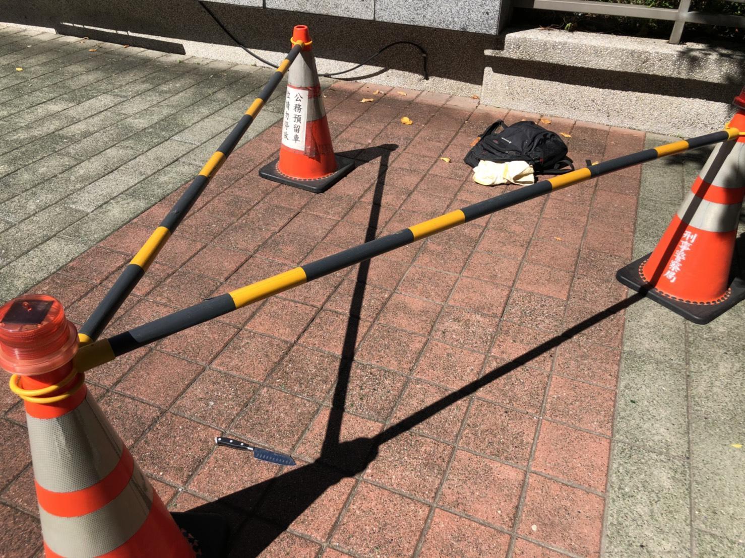 蔡男失控用來自刎的刀刃被員警擊落在地。(翻攝畫面)