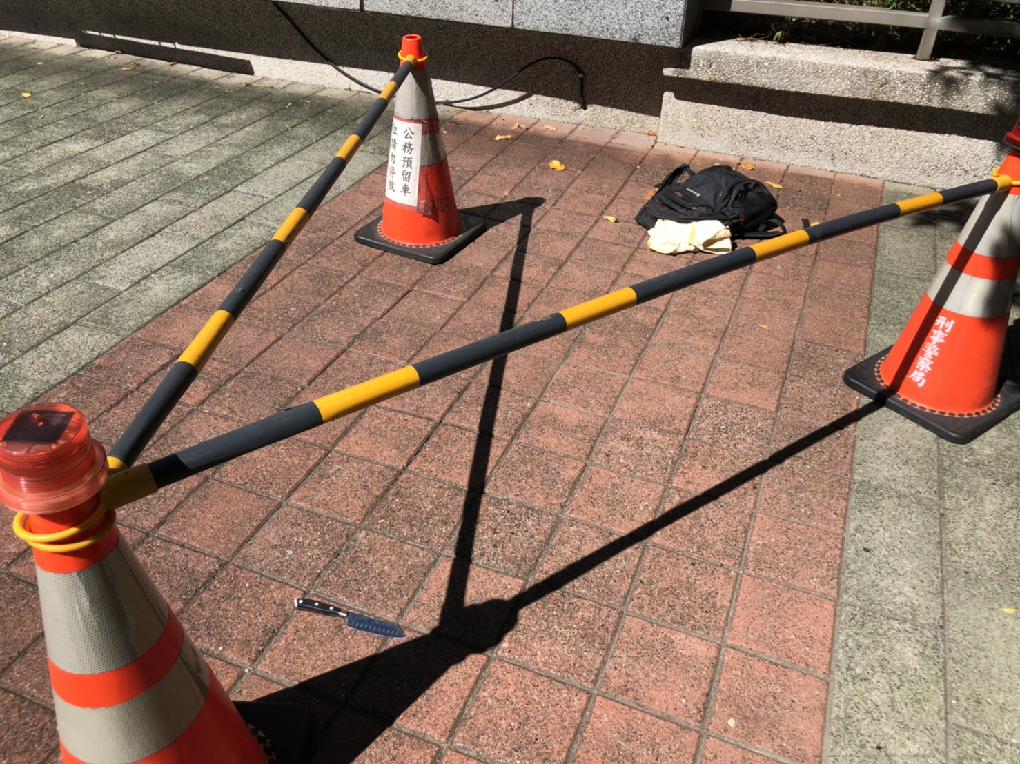 蔡男失控用來自刎的刀刃被員警擊落在地。(翻攝畫面)