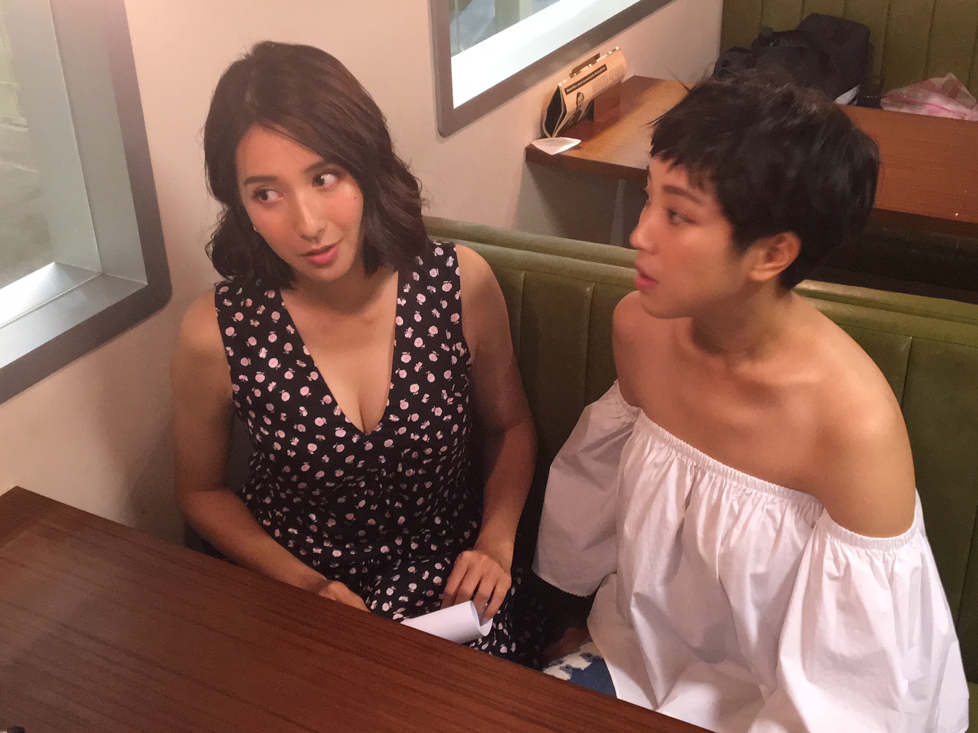 楊晴和梁舒涵好一陣子沒有做性感裝扮，今天難得流露女人味。