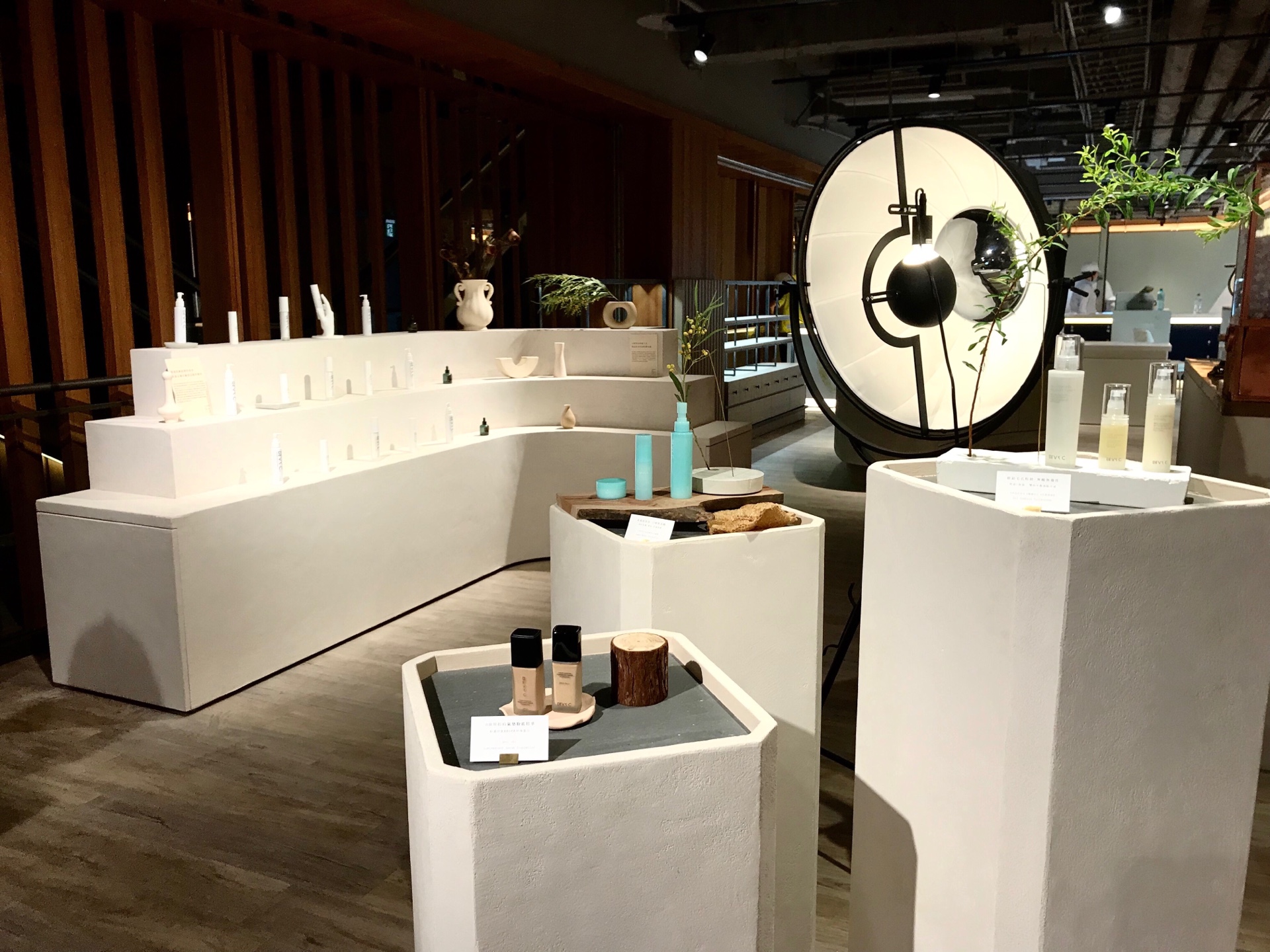 BEVY C.主打「妝前保養」，創辦人是廣告導演出身，將全球旗艦店布置模擬製片廠情境氛圍。（BEVY C.提供）
